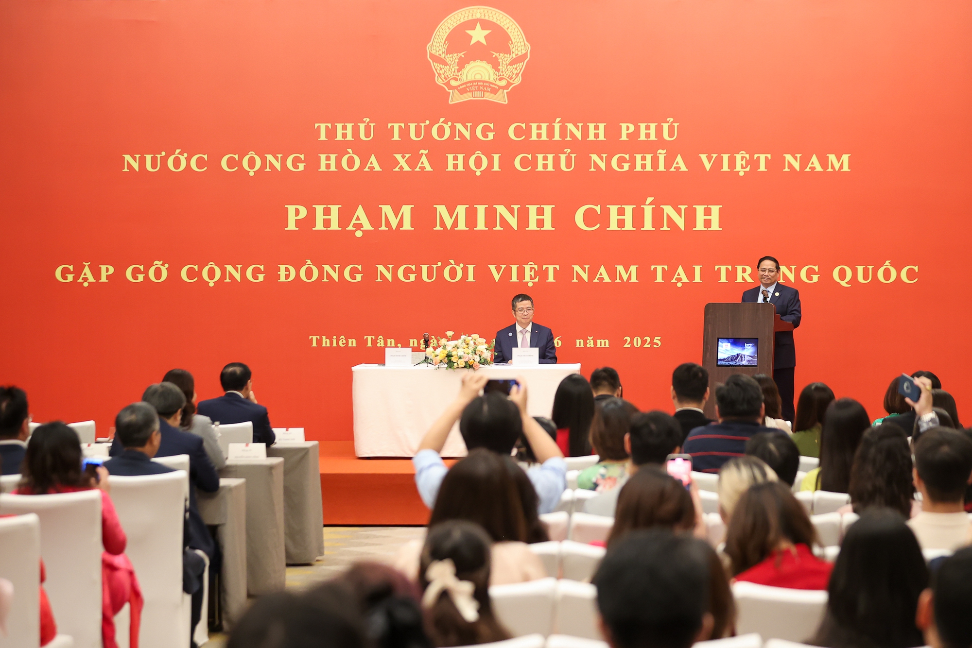 Thủ tướng gặp gỡ cộng đồng người Việt Nam tại Trung Quốc- Ảnh 2. Thủ tướng gặp gỡ cộng đồng người Việt Nam tại Trung Quốc- Ảnh 2.