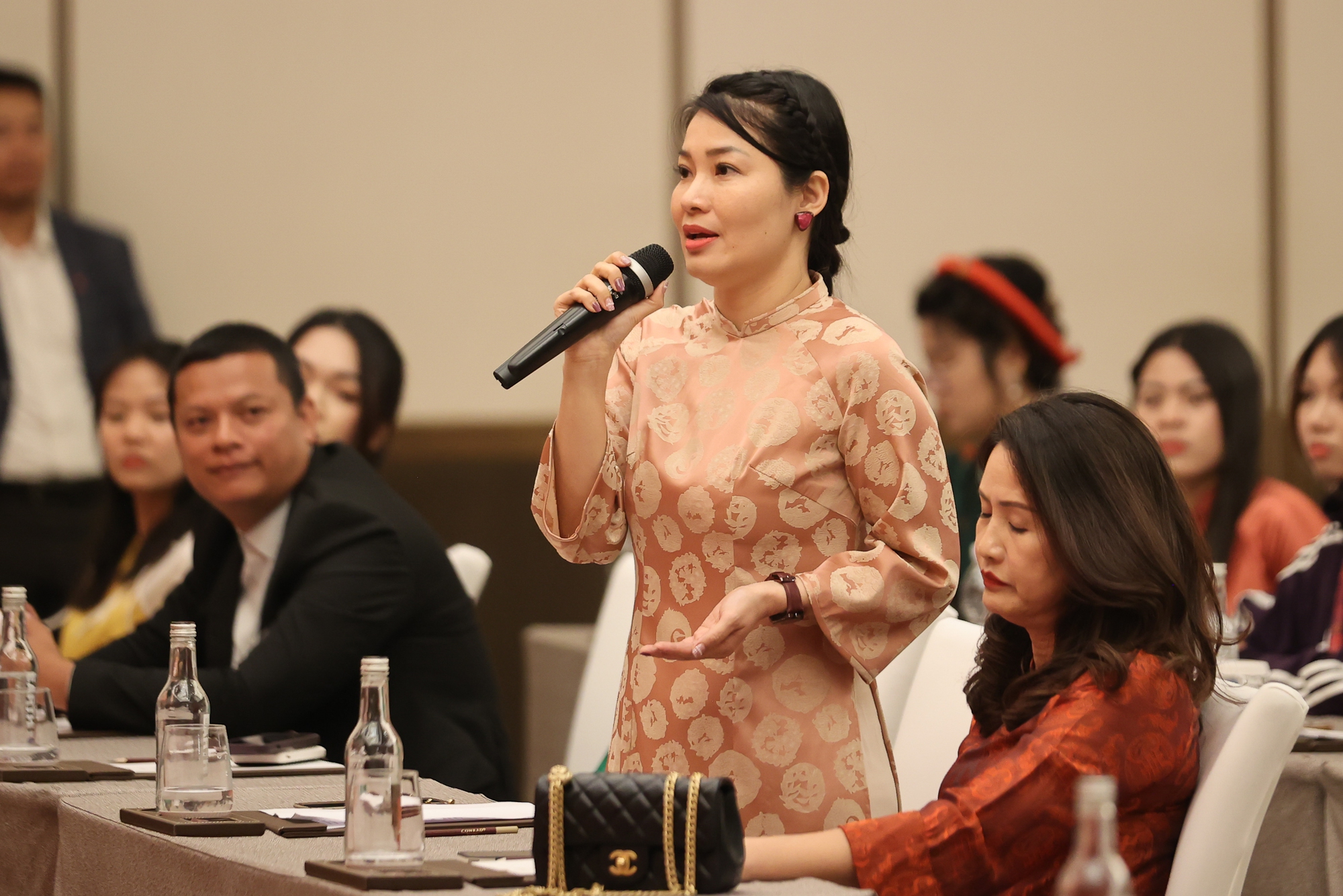 Thủ tướng gặp gỡ cộng đồng người Việt Nam tại Trung Quốc- Ảnh 6. Thủ tướng gặp gỡ cộng đồng người Việt Nam tại Trung Quốc- Ảnh 6.