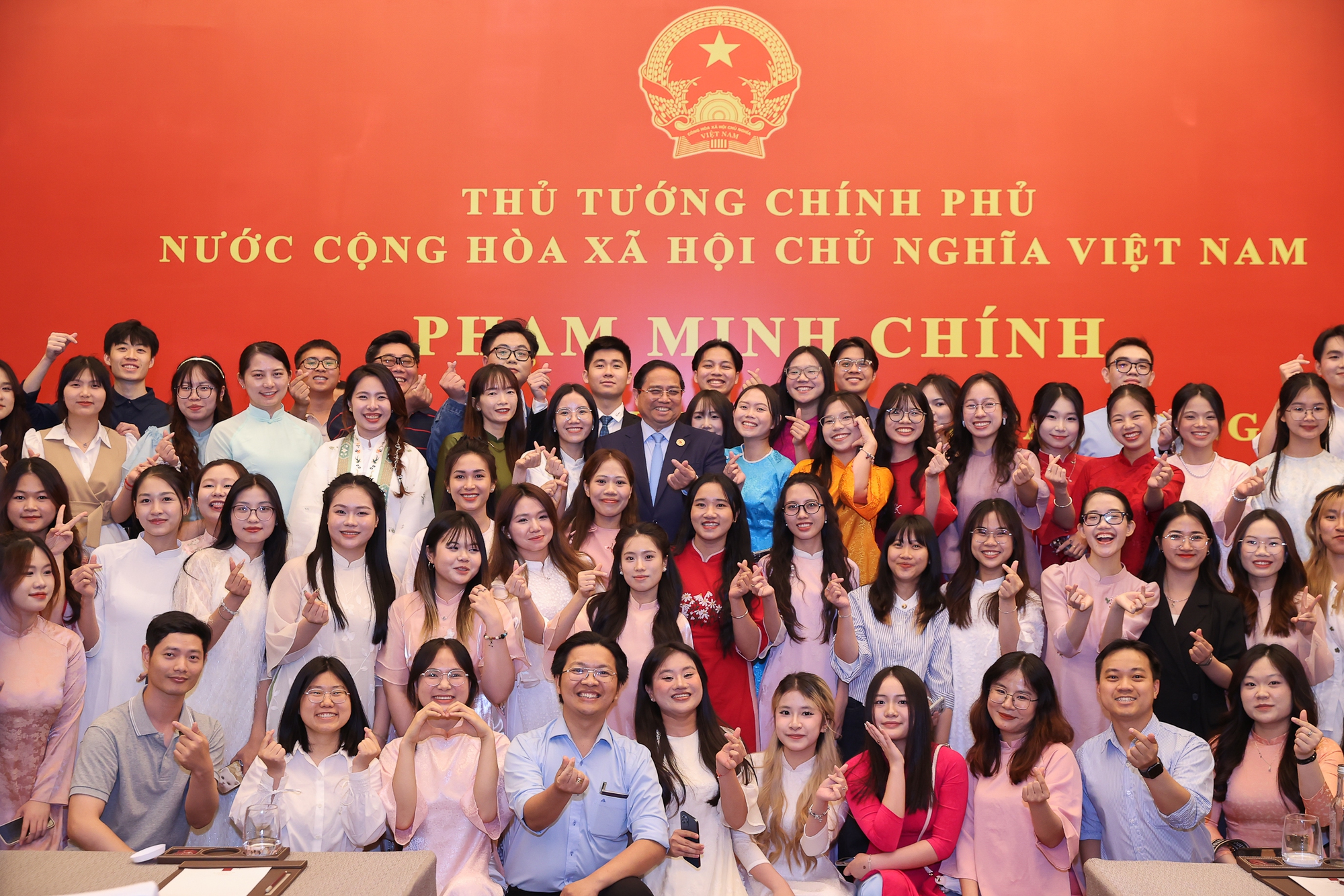 Thủ tướng gặp gỡ cộng đồng người Việt Nam tại Trung Quốc- Ảnh 8. Thủ tướng gặp gỡ cộng đồng người Việt Nam tại Trung Quốc- Ảnh 8.