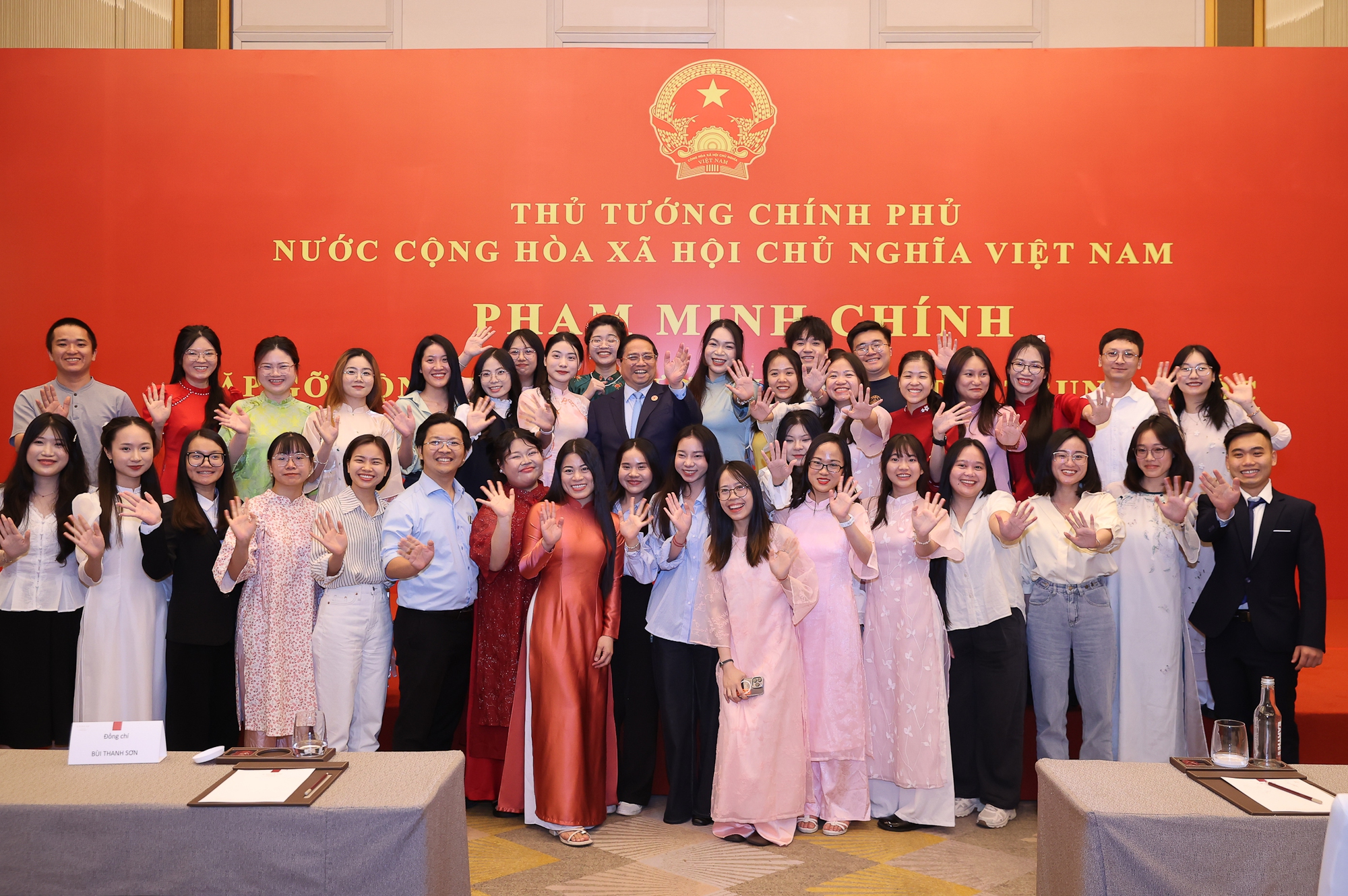 Thủ tướng gặp gỡ cộng đồng người Việt Nam tại Trung Quốc- Ảnh 7. Thủ tướng gặp gỡ cộng đồng người Việt Nam tại Trung Quốc- Ảnh 7.