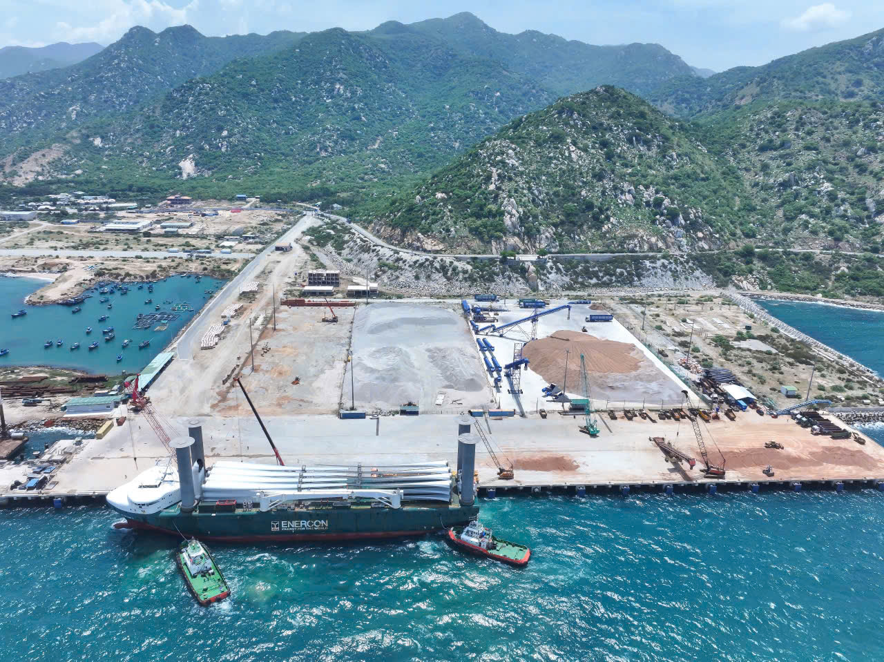 Cảng biển quốc tế Trung Nam Cà Ná đón chuyến tàu chuyên chở thiết bị điện gió đầu tiên- Ảnh 1. Cảng biển quốc tế Trung Nam Cà Ná đón chuyến tàu chuyên chở thiết bị điện gió đầu tiên- Ảnh 1.