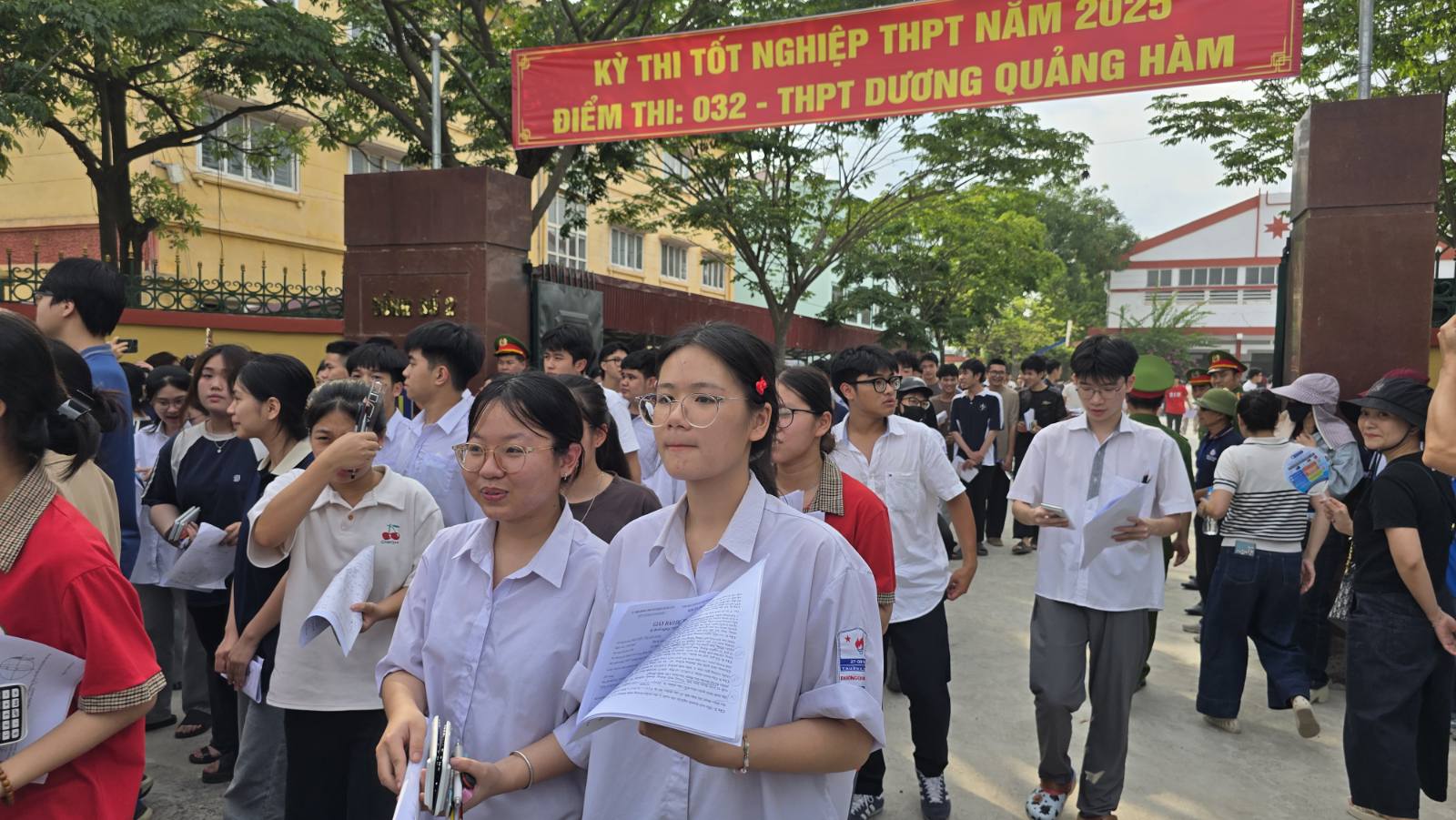 Đề Toán khó, nhiều học sinh chật vật: 'Không sát ôn luyện, dễ loạn công thức'- Ảnh 1.