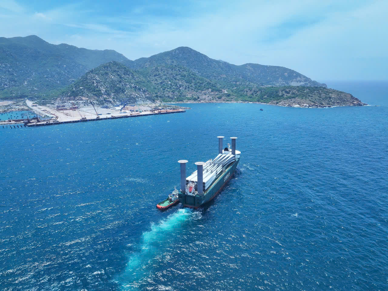 Cảng biển quốc tế Trung Nam Cà Ná đón chuyến tàu chuyên chở thiết bị điện gió đầu tiên- Ảnh 5. Cảng biển quốc tế Trung Nam Cà Ná đón chuyến tàu chuyên chở thiết bị điện gió đầu tiên- Ảnh 5.