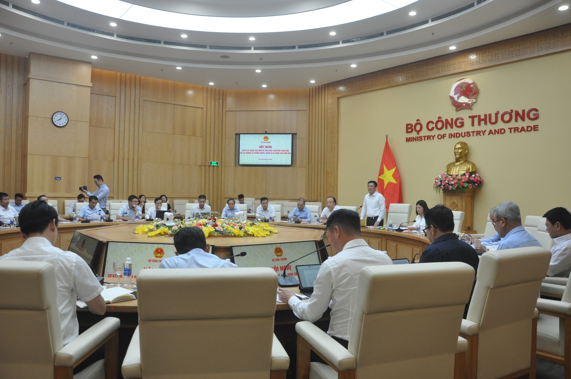 Duy trì mặt bằng giá ổn định, bám sát giá xăng dầu thế giới- Ảnh 2. Duy trì mặt bằng giá ổn định, bám sát giá xăng dầu thế giới- Ảnh 2.