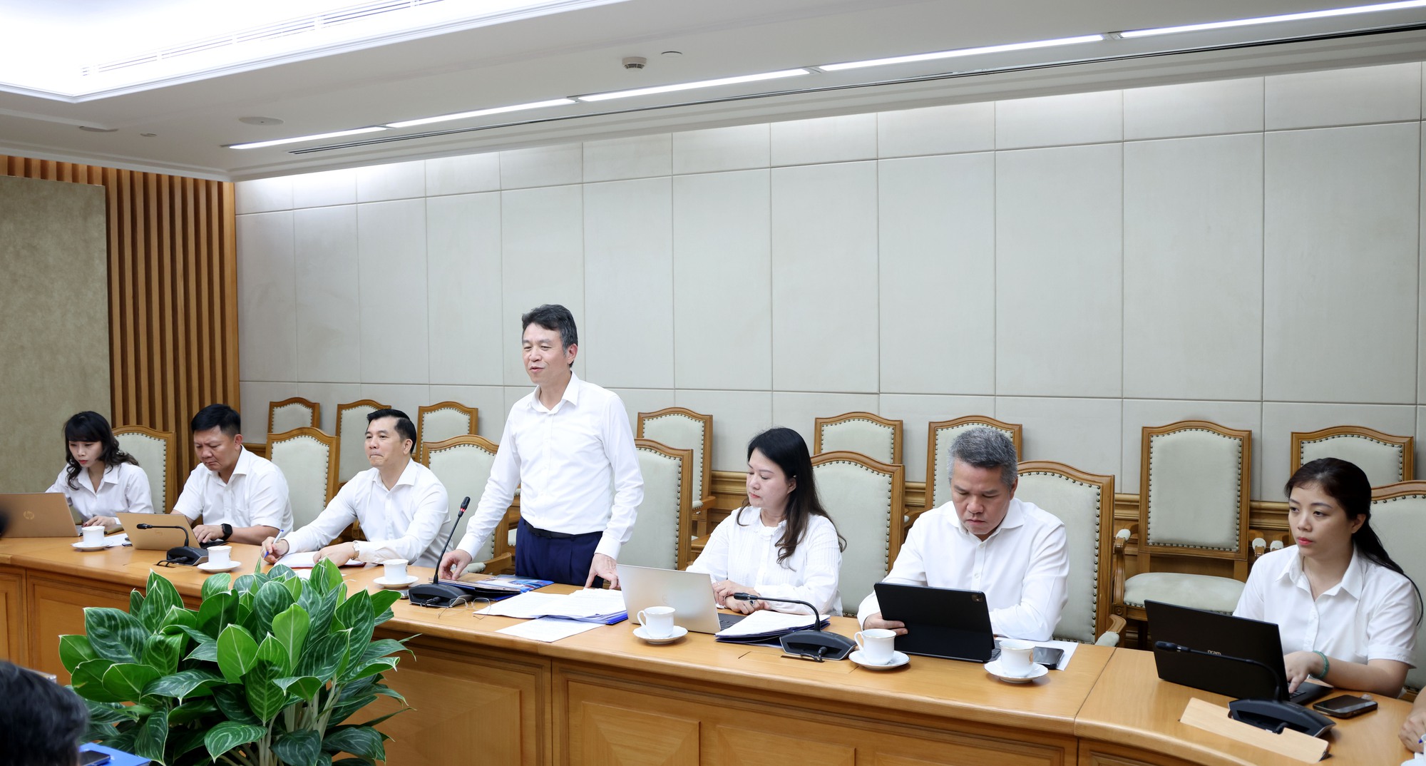 Phó Thủ tướng Lê Thành Long làm việc với Tổng công ty Hàng hải Việt Nam về công tác chuẩn bị Đại hội Đảng- Ảnh 3. Phó Thủ tướng Lê Thành Long làm việc với Tổng công ty Hàng hải Việt Nam về công tác chuẩn bị Đại hội Đảng- Ảnh 3.