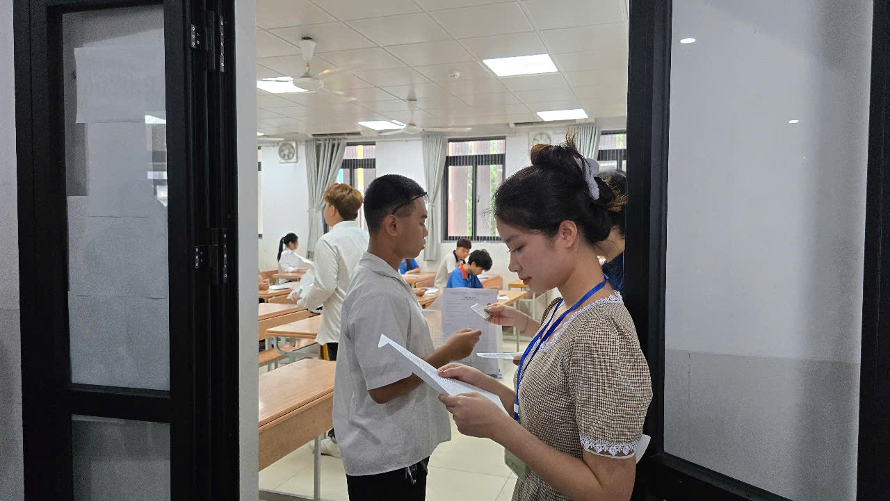 Ngày đầu Kỳ thi tốt nghiệp THPT 2025: Trò vững vàng, cha mẹ hồi hộp- Ảnh 1. Ngày đầu Kỳ thi tốt nghiệp THPT 2025: Trò vững vàng, cha mẹ hồi hộp- Ảnh 1.