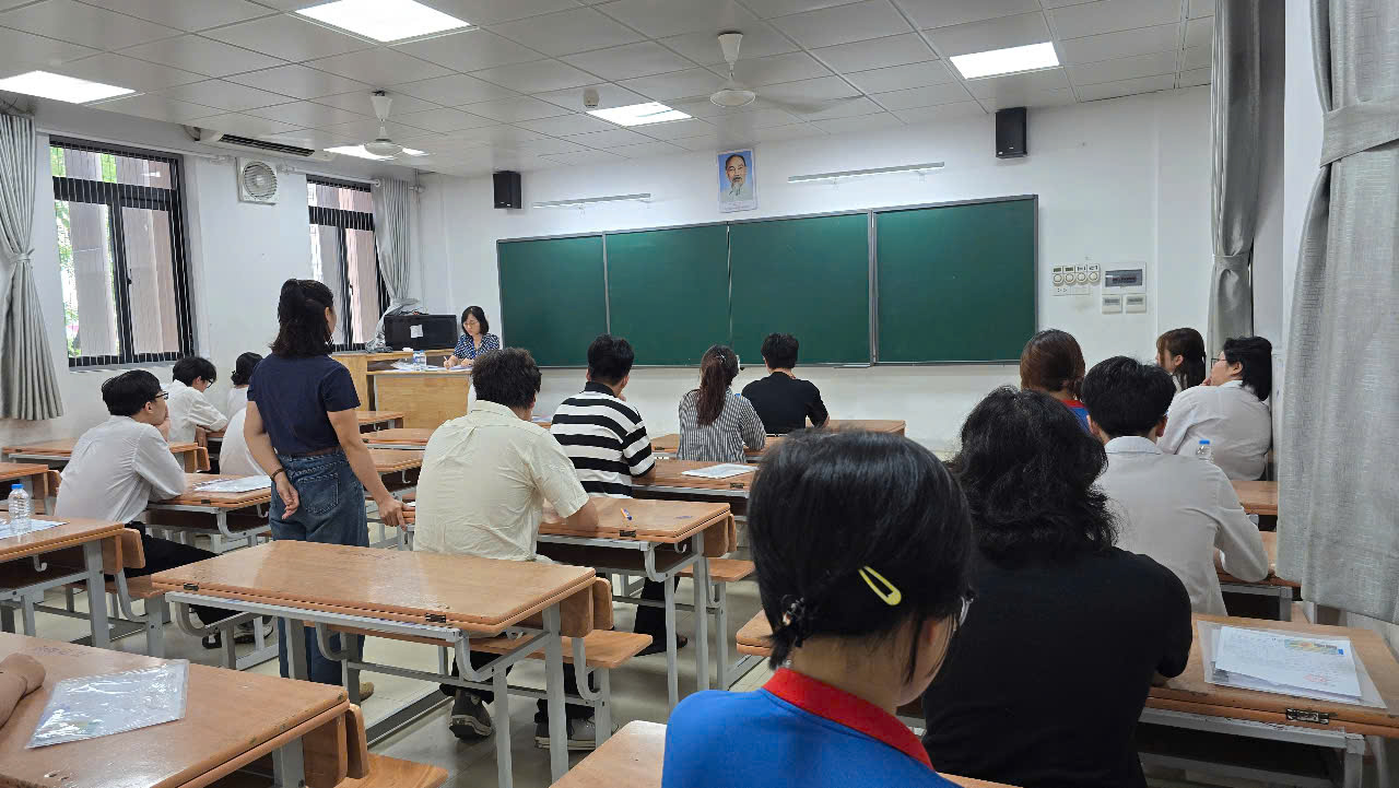 Ngày đầu Kỳ thi tốt nghiệp THPT 2025: Trò vững vàng, cha mẹ hồi hộp- Ảnh 3. Ngày đầu Kỳ thi tốt nghiệp THPT 2025: Trò vững vàng, cha mẹ hồi hộp- Ảnh 3.