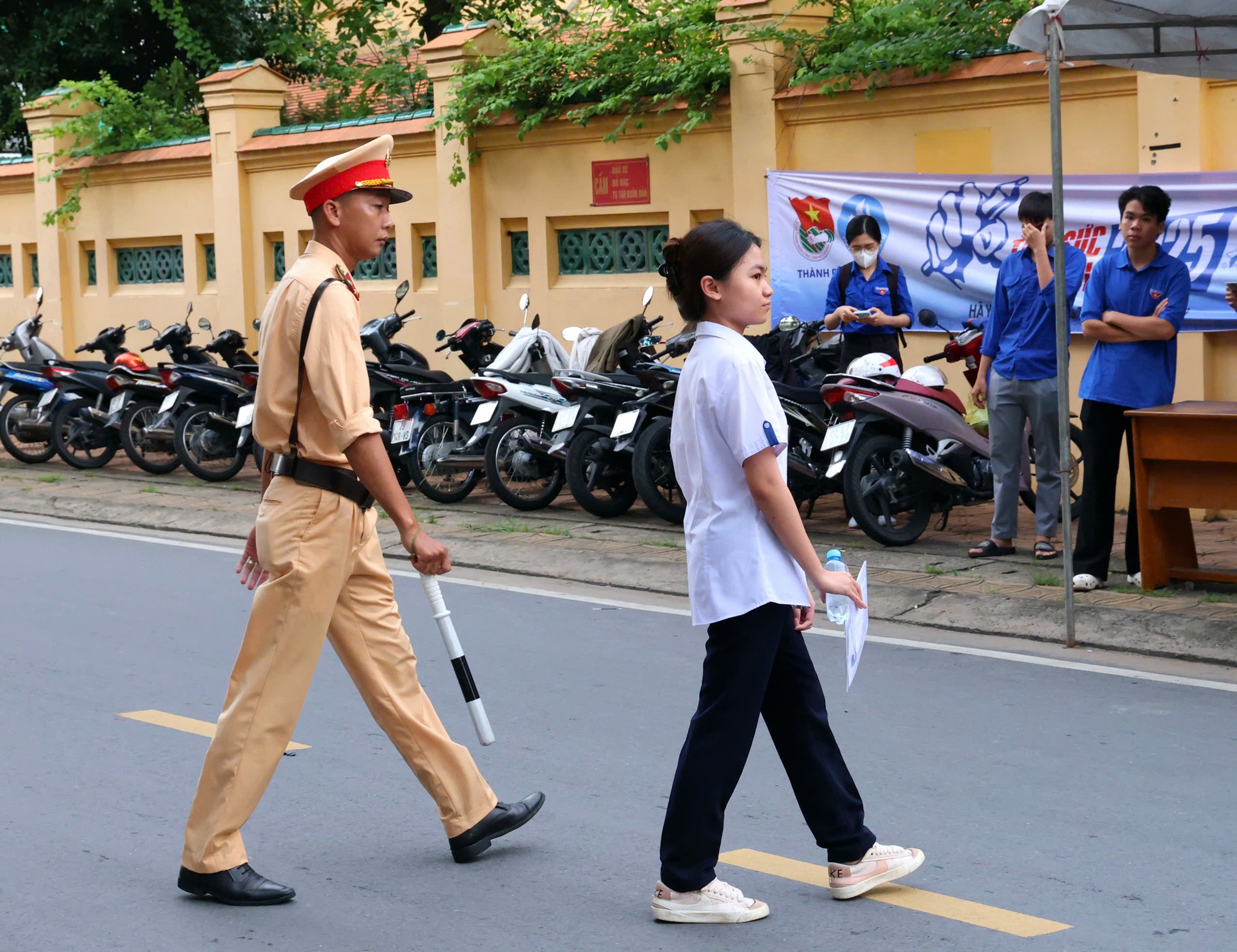 Ngày thi tốt nghiệp đầu tiên tại ĐBSCL diễn ra nghiêm túc, an toàn- Ảnh 2. Ngày thi tốt nghiệp đầu tiên tại ĐBSCL diễn ra nghiêm túc, an toàn- Ảnh 2.