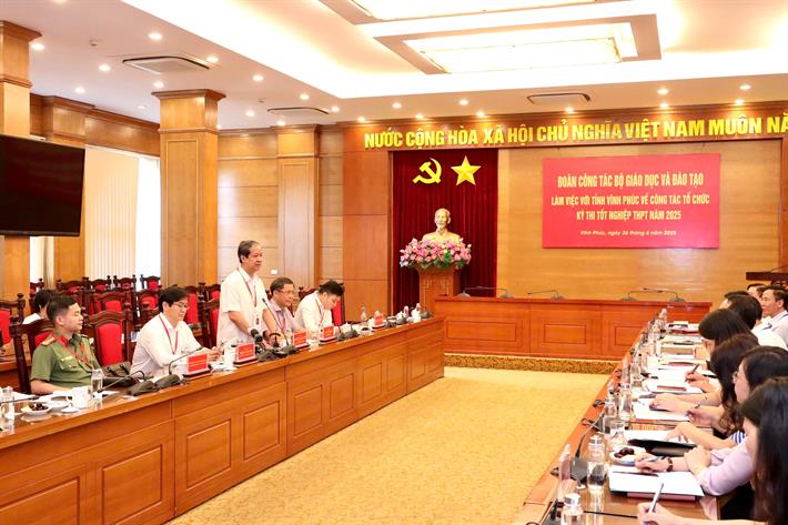Bộ trưởng GĐ&ĐT kiểm tra công tác tổ chức thi tốt nghiệp THPT tại Vĩnh Phúc - Ảnh 4. Bộ trưởng GĐ&ĐT kiểm tra công tác tổ chức thi tốt nghiệp THPT tại Vĩnh Phúc - Ảnh 4.