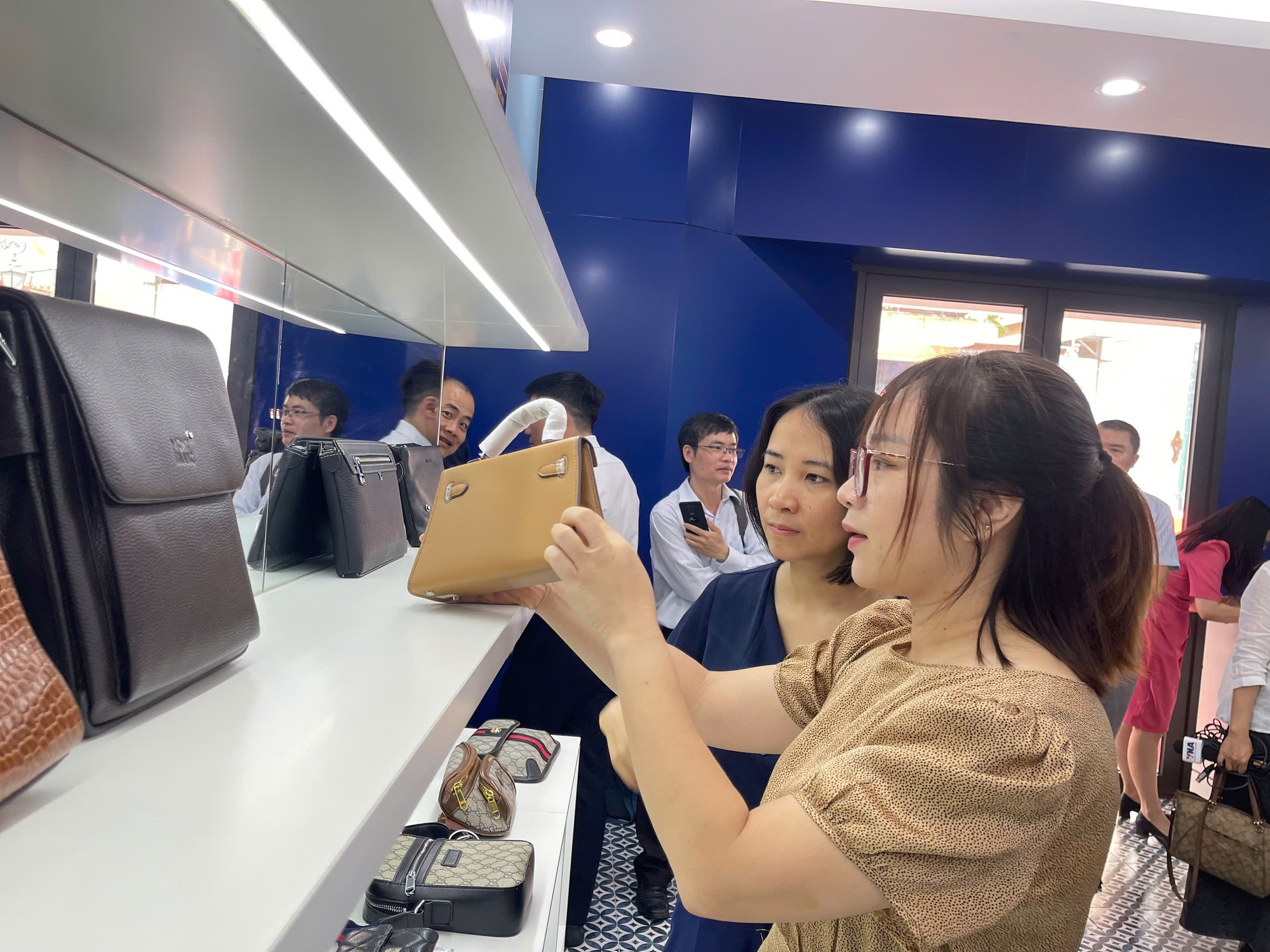 Nhận diện hàng vi phạm trong Tháng cao điểm chống hàng giả- Ảnh 1. Nhận diện hàng vi phạm trong Tháng cao điểm chống hàng giả- Ảnh 1.
