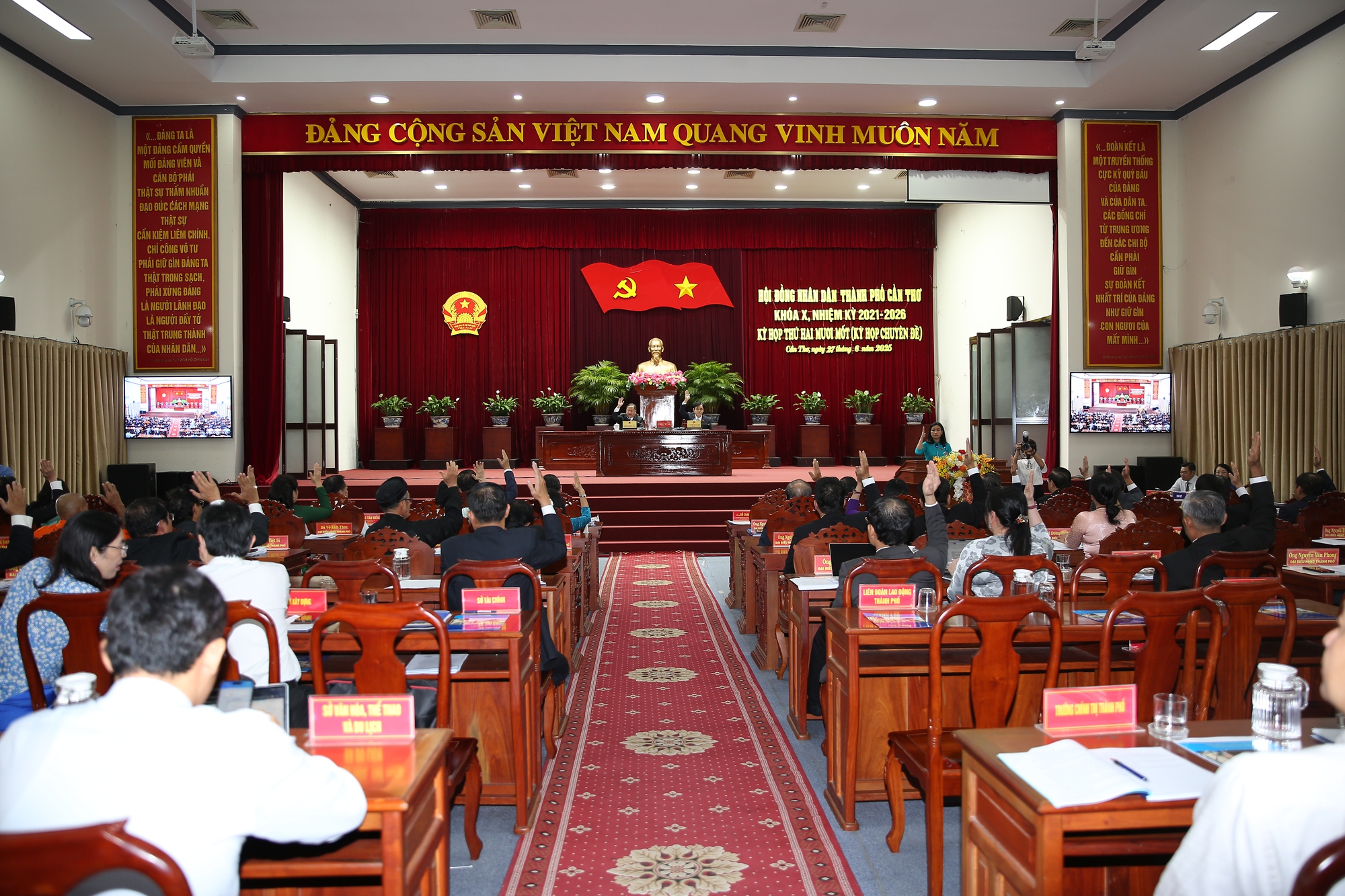 Cần Thơ: Thông qua các nghị quyết phát triển KT-XH và miễn nhiệm đại biểu HĐND- Ảnh 1. Cần Thơ: Thông qua các nghị quyết phát triển KT-XH và miễn nhiệm đại biểu HĐND- Ảnh 1.