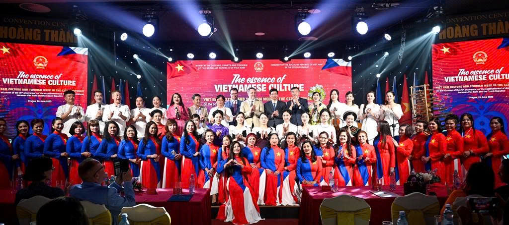 Đêm nghệ thuật đặc sắc 'Tinh hoa văn hóa Việt Nam' giữa lòng châu Âu- Ảnh 2. Đêm nghệ thuật đặc sắc 'Tinh hoa văn hóa Việt Nam' giữa lòng châu Âu- Ảnh 2.