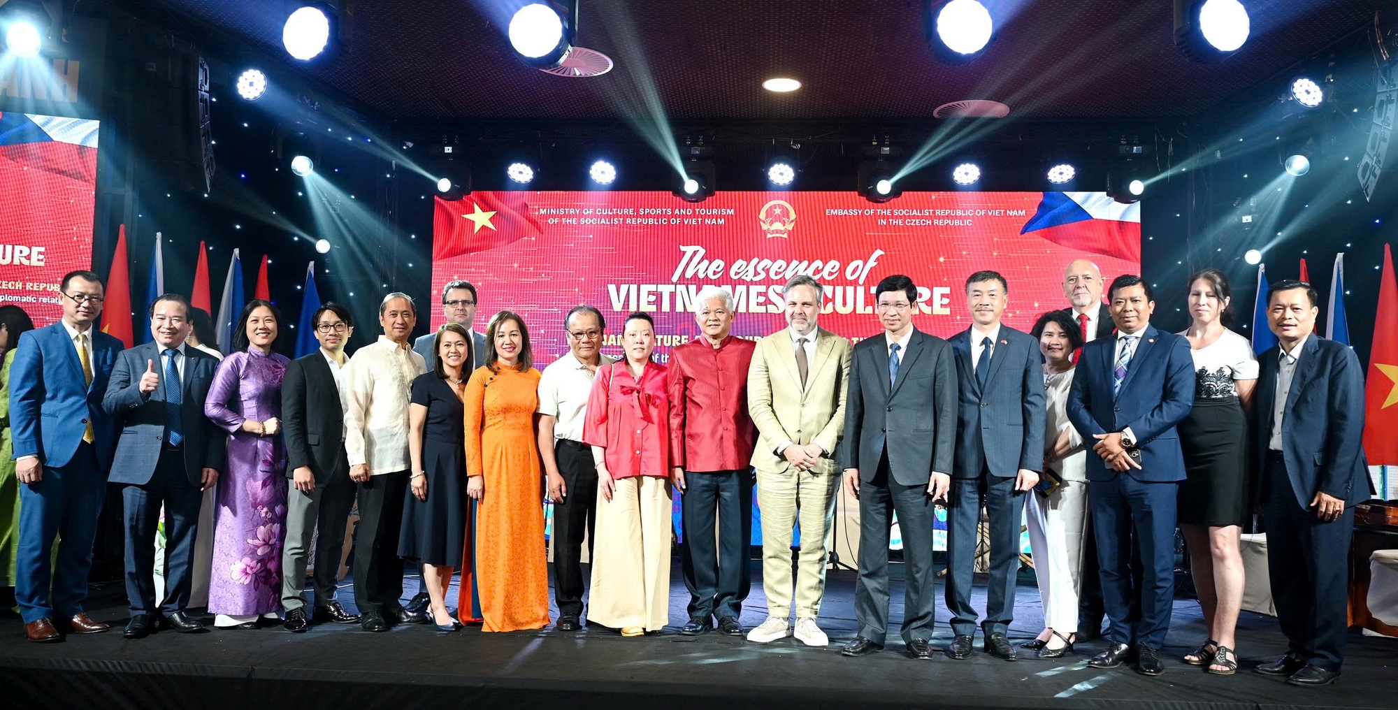 Đêm nghệ thuật đặc sắc 'Tinh hoa văn hóa Việt Nam' giữa lòng châu Âu- Ảnh 3. Đêm nghệ thuật đặc sắc 'Tinh hoa văn hóa Việt Nam' giữa lòng châu Âu- Ảnh 3.