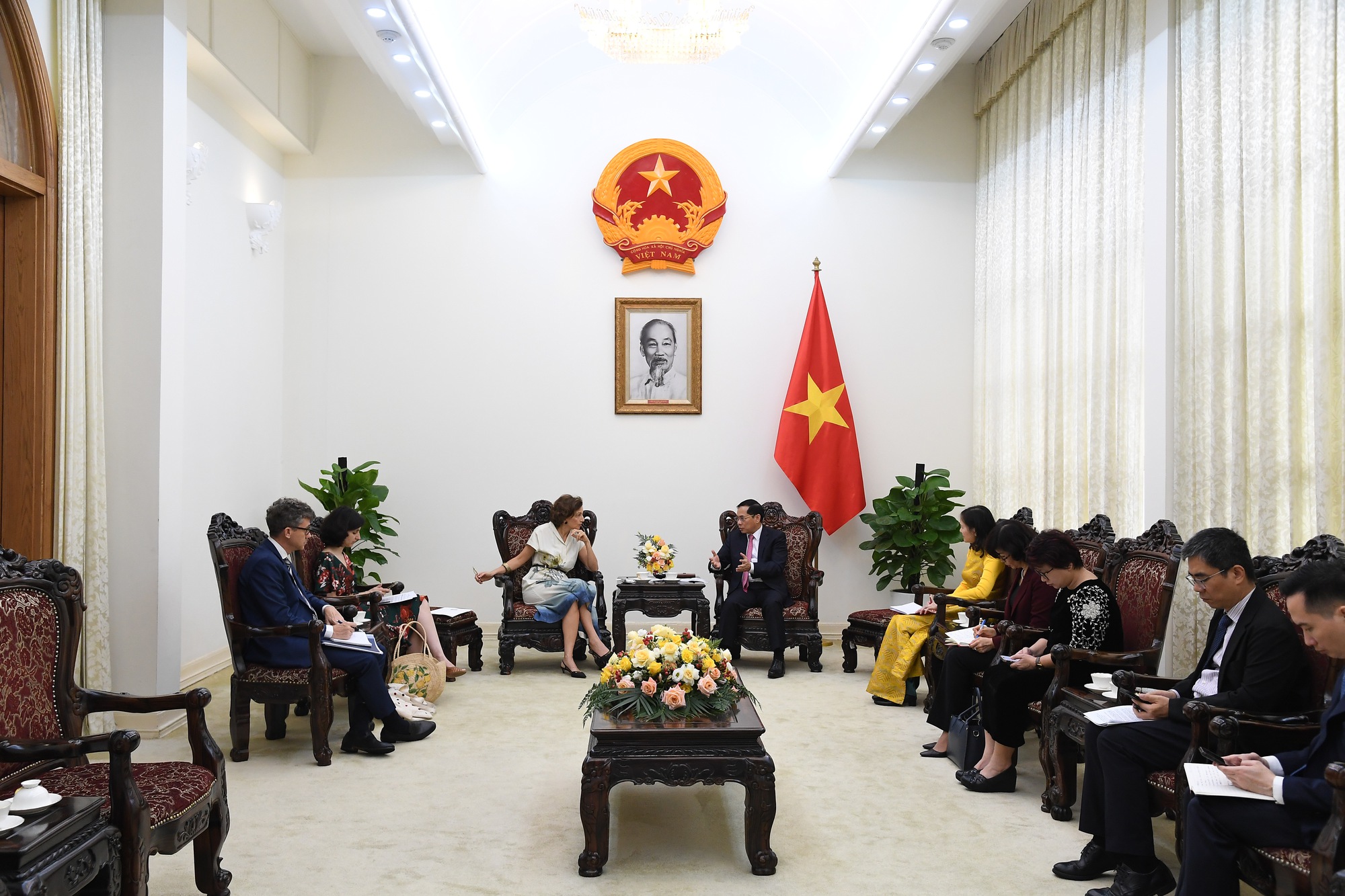 Trao tặng Kỷ niệm chương “Vì sự nghiệp Ngoại giao Việt Nam” cho Tổng Giám đốc UNESCO- Ảnh 2. Trao tặng Kỷ niệm chương “Vì sự nghiệp Ngoại giao Việt Nam” cho Tổng Giám đốc UNESCO- Ảnh 2.