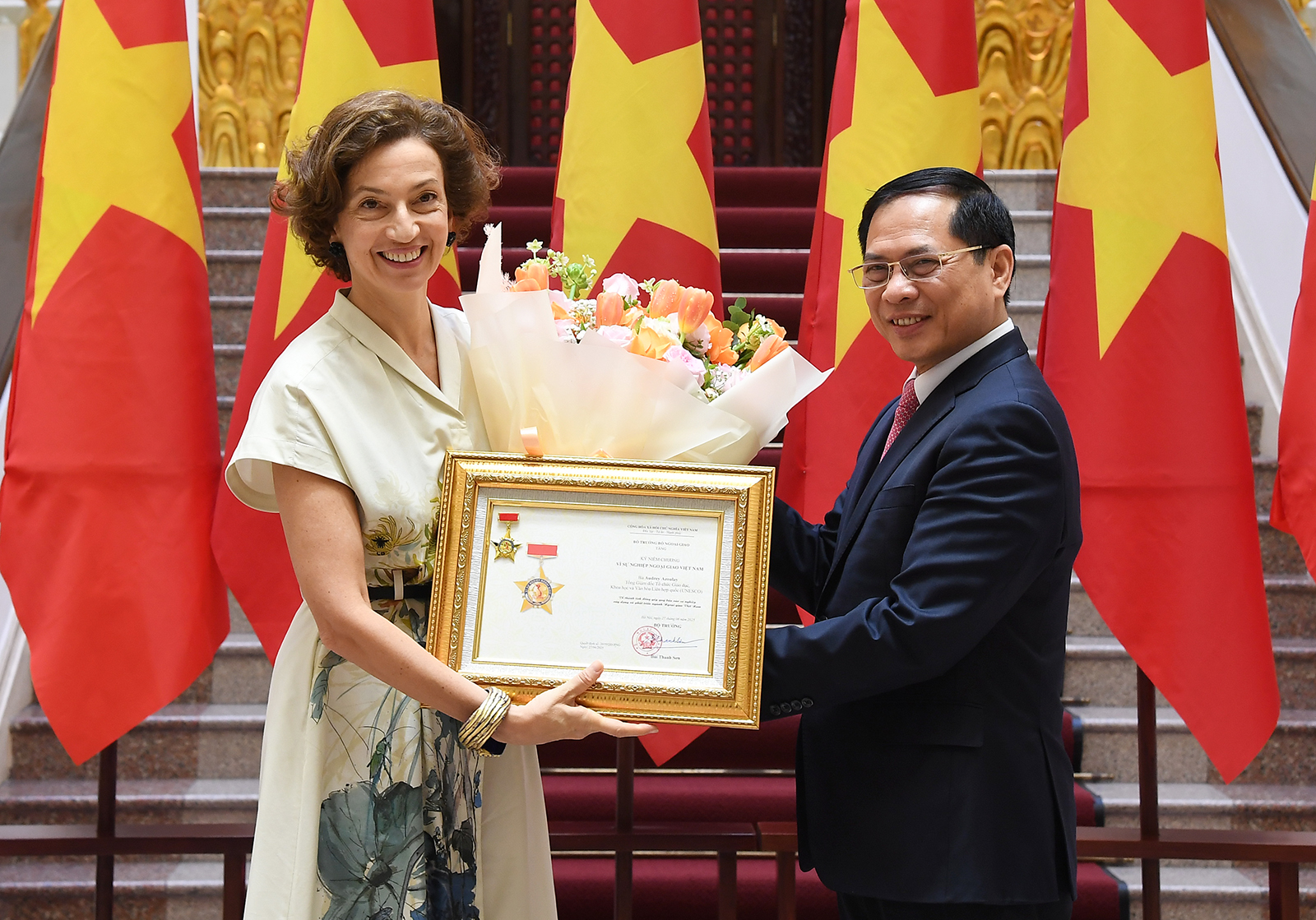 Trao tặng Kỷ niệm chương “Vì sự nghiệp Ngoại giao Việt Nam” cho Tổng Giám đốc UNESCO- Ảnh 1. Trao tặng Kỷ niệm chương “Vì sự nghiệp Ngoại giao Việt Nam” cho Tổng Giám đốc UNESCO- Ảnh 1.