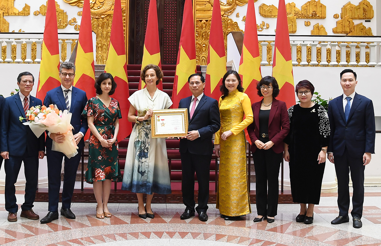Trao tặng Kỷ niệm chương “Vì sự nghiệp Ngoại giao Việt Nam” cho Tổng Giám đốc UNESCO- Ảnh 3. Trao tặng Kỷ niệm chương “Vì sự nghiệp Ngoại giao Việt Nam” cho Tổng Giám đốc UNESCO- Ảnh 3.