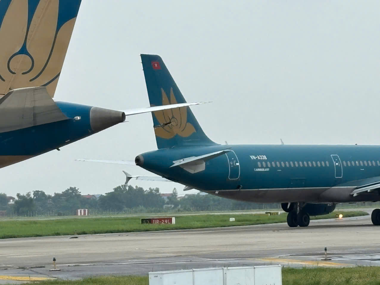 Rà soát lại quy trình đảm bảo an toàn sau sự cố máy bay va chạm trên đường lăn sân bay Nội Bài
- Ảnh 1. Rà soát lại quy trình đảm bảo an toàn sau sự cố máy bay va chạm trên đường lăn sân bay Nội Bài
- Ảnh 1.