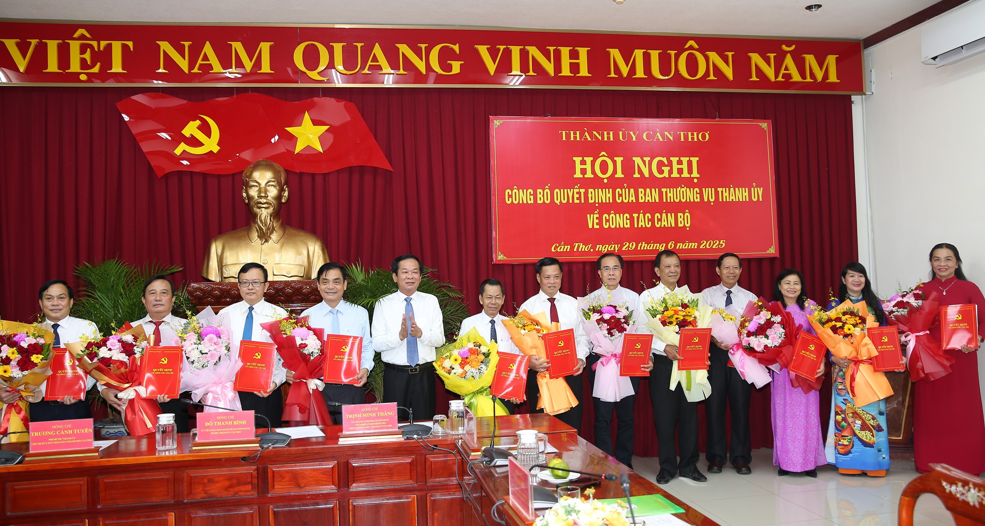 Nhiều lãnh đạo Cần Thơ và Đồng Tháp nghỉ công tác trước tuổi- Ảnh 1. Nhiều lãnh đạo Cần Thơ và Đồng Tháp nghỉ công tác trước tuổi- Ảnh 1.