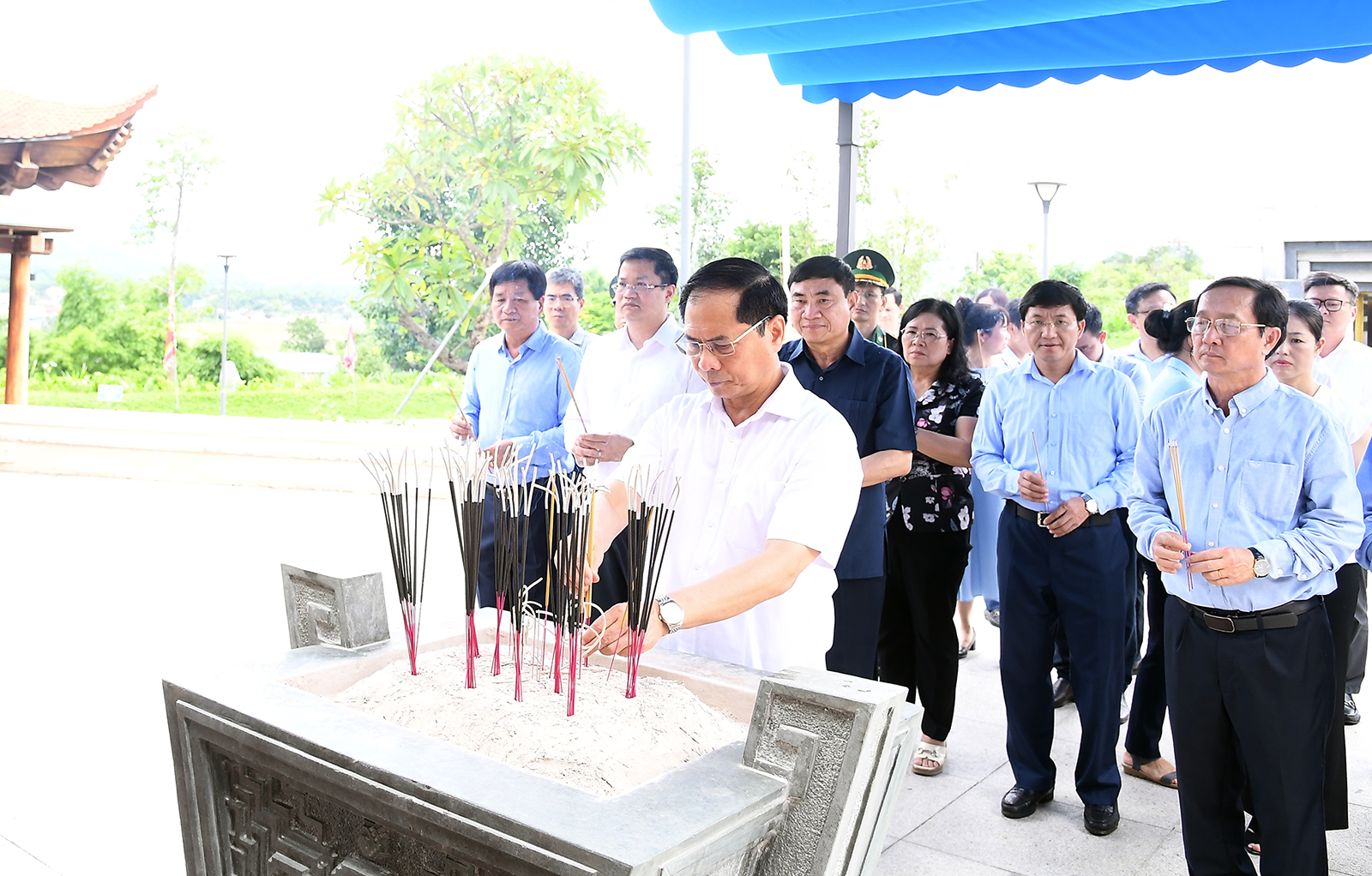 Phó Thủ tướng Bùi Thanh Sơn dâng hương tại Đền thờ liệt sĩ Điện Biên Phủ- Ảnh 1. Phó Thủ tướng Bùi Thanh Sơn dâng hương tại Đền thờ liệt sĩ Điện Biên Phủ- Ảnh 1.