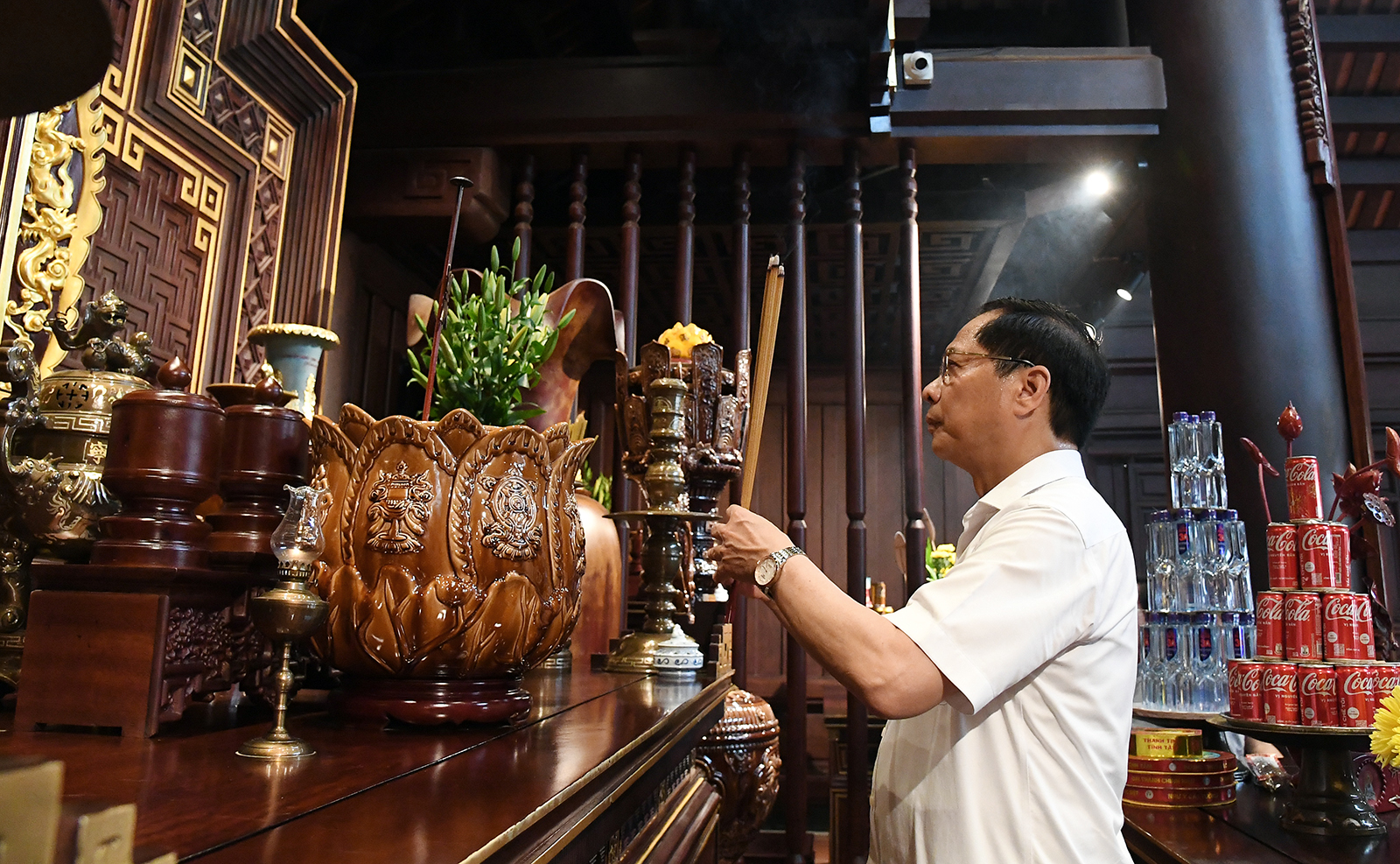 Phó Thủ tướng Bùi Thanh Sơn dâng hương tại Đền thờ liệt sĩ Điện Biên Phủ- Ảnh 2. Phó Thủ tướng Bùi Thanh Sơn dâng hương tại Đền thờ liệt sĩ Điện Biên Phủ- Ảnh 2.