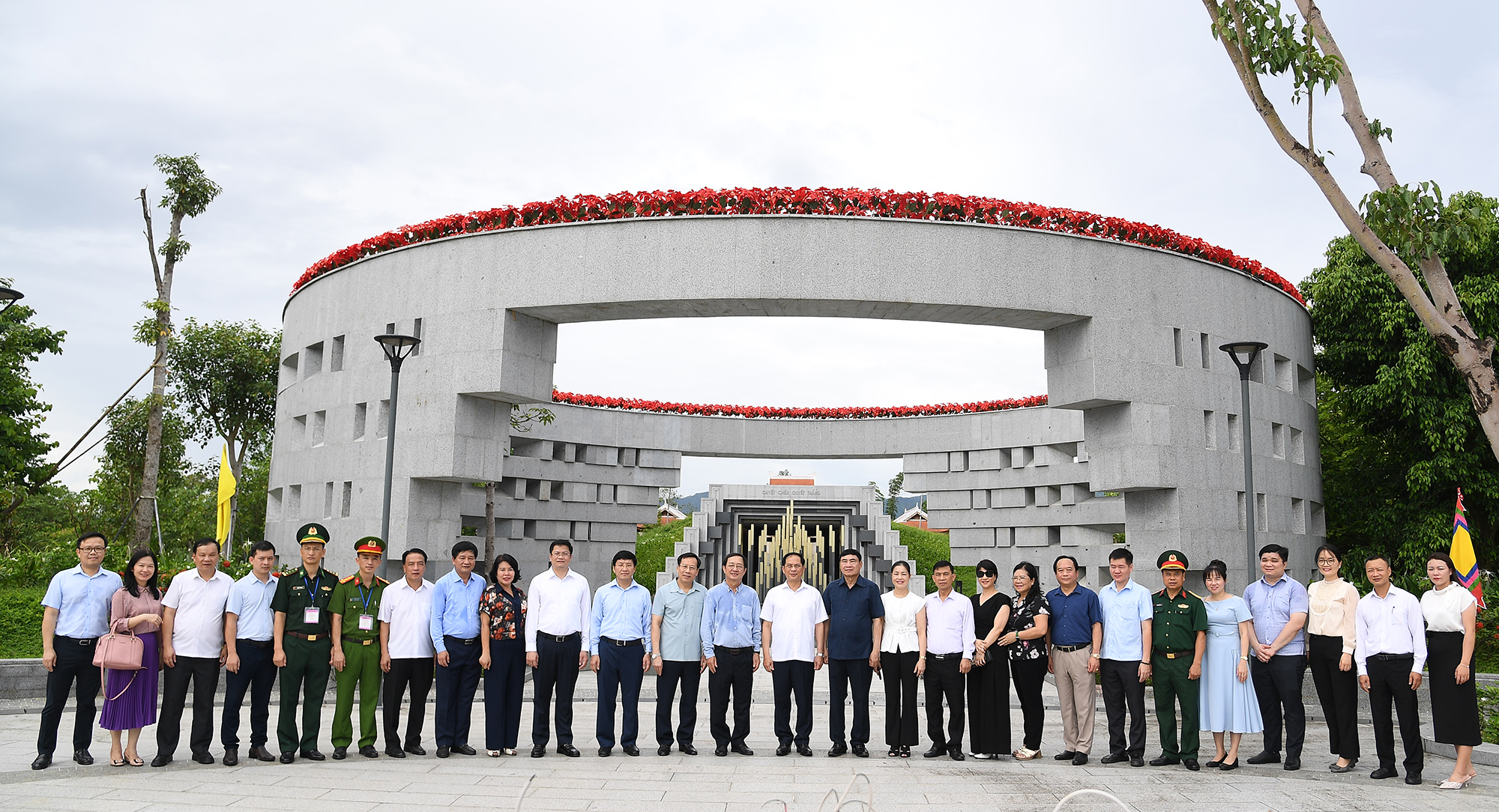 Phó Thủ tướng Bùi Thanh Sơn dâng hương tại Đền thờ liệt sĩ Điện Biên Phủ- Ảnh 4. Phó Thủ tướng Bùi Thanh Sơn dâng hương tại Đền thờ liệt sĩ Điện Biên Phủ- Ảnh 4.