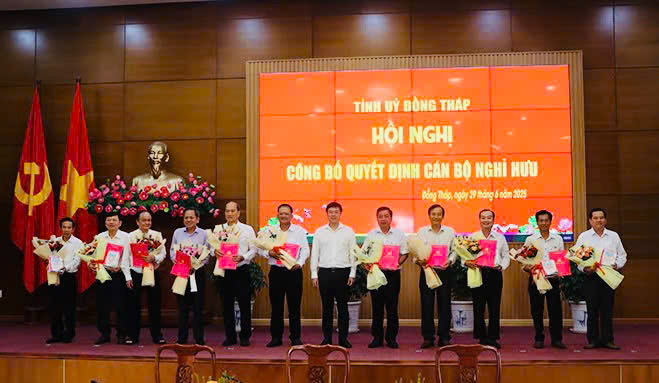 Nhiều lãnh đạo Cần Thơ và Đồng Tháp nghỉ công tác trước tuổi- Ảnh 2. Nhiều lãnh đạo Cần Thơ và Đồng Tháp nghỉ công tác trước tuổi- Ảnh 2.