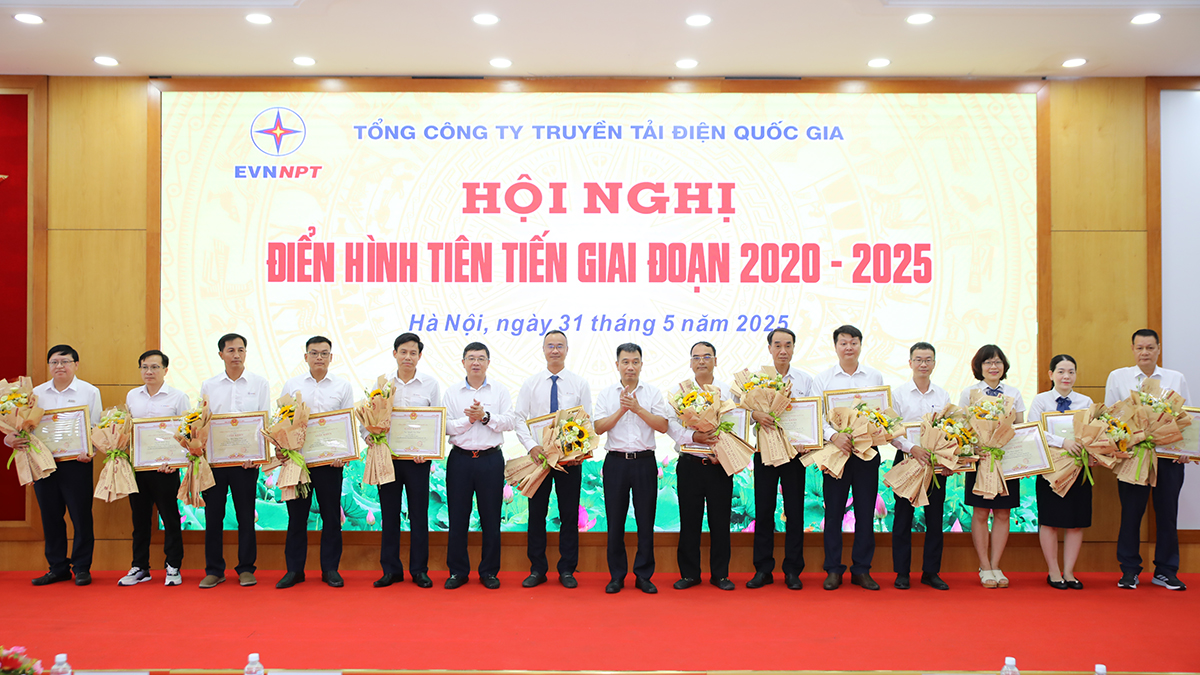 EVNNPT: Phong trào thi đua tạo động lực đổi mới, phát triển- Ảnh 1.