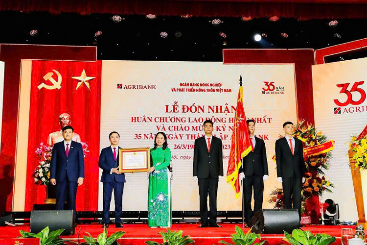 Đảng bộ Agribank: Nòng cốt vững chắc, dẫn dắt chuyển mình toàn hệ thống- Ảnh 2. Đảng bộ Agribank: Nòng cốt vững chắc, dẫn dắt chuyển mình toàn hệ thống- Ảnh 2.