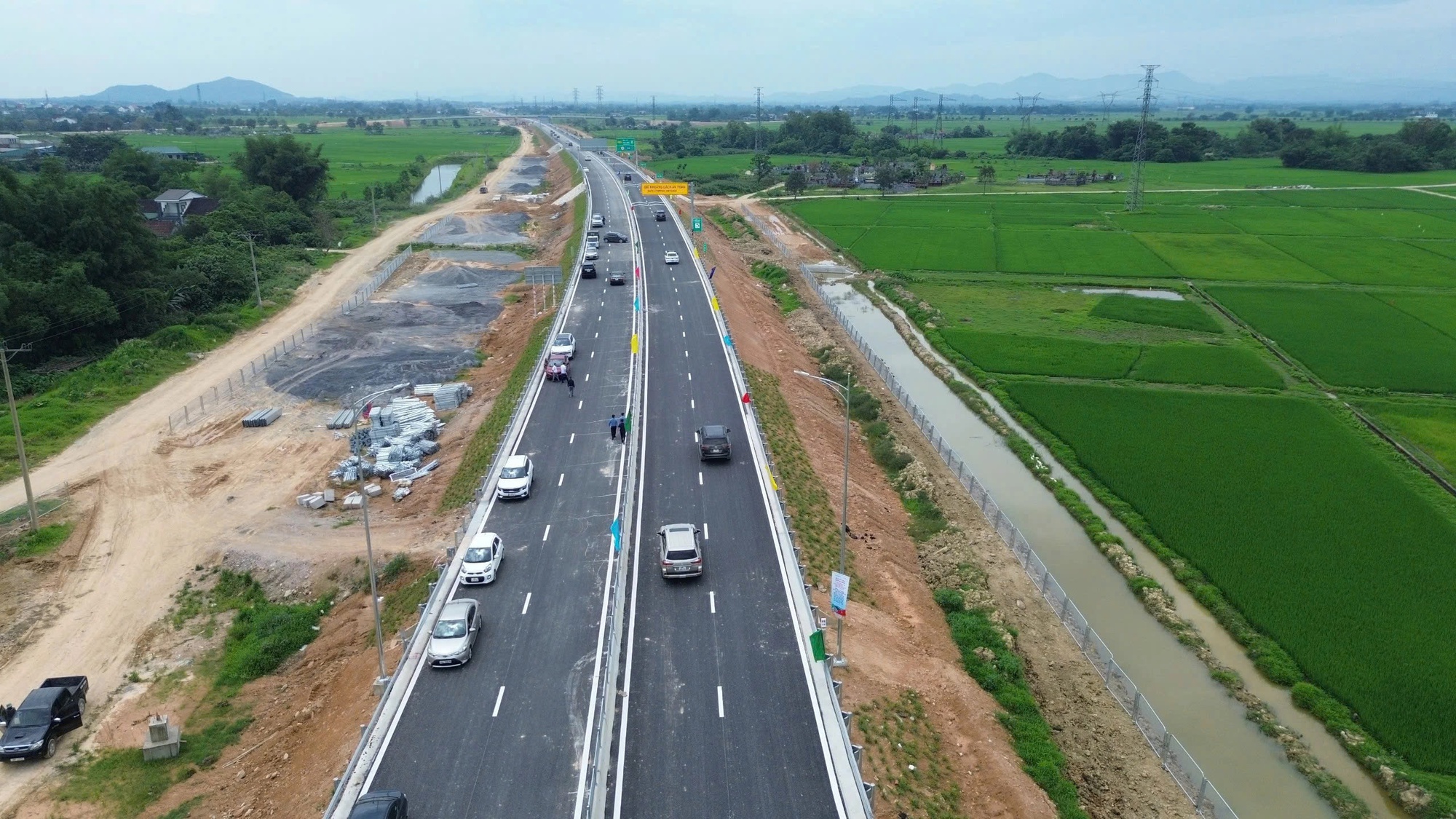 Đề xuất phương án thu phí 13 tuyến cao tốc hoàn thành trong năm 2025- Ảnh 1. Đề xuất phương án thu phí 13 tuyến cao tốc hoàn thành trong năm 2025- Ảnh 1.
