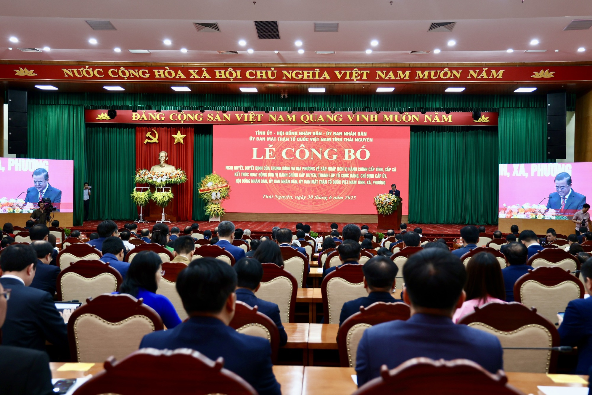 Phó Thủ tướng Nguyễn Chí Dũng: Ngay từ 1/7, Thái Nguyên thực hiện thông suốt tất cả công việc theo thẩm quyền 2 cấp- Ảnh 2. Phó Thủ tướng Nguyễn Chí Dũng: Ngay từ 1/7, Thái Nguyên thực hiện thông suốt tất cả công việc theo thẩm quyền 2 cấp- Ảnh 2.