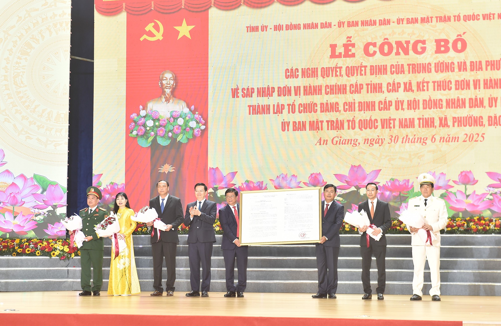 Phó Thủ tướng Mai Văn Chính: Tỉnh An Giang nhanh chóng bắt nhịp công việc, chung sức, đồng lòng hoàn thành xuất sắc nhiệm vụ được giao- Ảnh 2. Phó Thủ tướng Mai Văn Chính: Tỉnh An Giang nhanh chóng bắt nhịp công việc, chung sức, đồng lòng hoàn thành xuất sắc nhiệm vụ được giao- Ảnh 2.