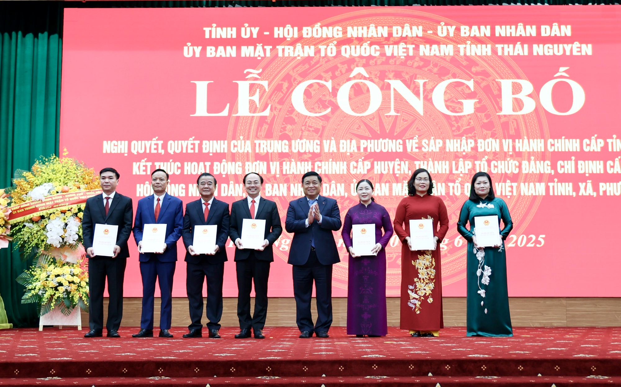 Phó Thủ tướng Nguyễn Chí Dũng: Ngay từ 1/7, Thái Nguyên thực hiện thông suốt tất cả công việc theo thẩm quyền 2 cấp- Ảnh 6. Phó Thủ tướng Nguyễn Chí Dũng: Ngay từ 1/7, Thái Nguyên thực hiện thông suốt tất cả công việc theo thẩm quyền 2 cấp- Ảnh 6.