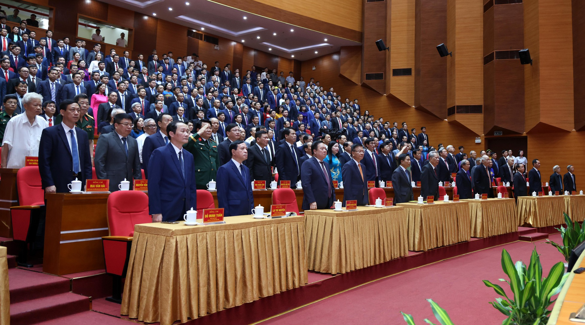 Phó Thủ tướng Lê Thành Long: Thanh Hoá cần giữ gìn hình ảnh, tác phong của người cán bộ "từ phục vụ hành chính sang phục vụ nhân dân"- Ảnh 1. Phó Thủ tướng Lê Thành Long: Thanh Hoá cần giữ gìn hình ảnh, tác phong của người cán bộ "từ phục vụ hành chính sang phục vụ nhân dân"- Ảnh 1.
