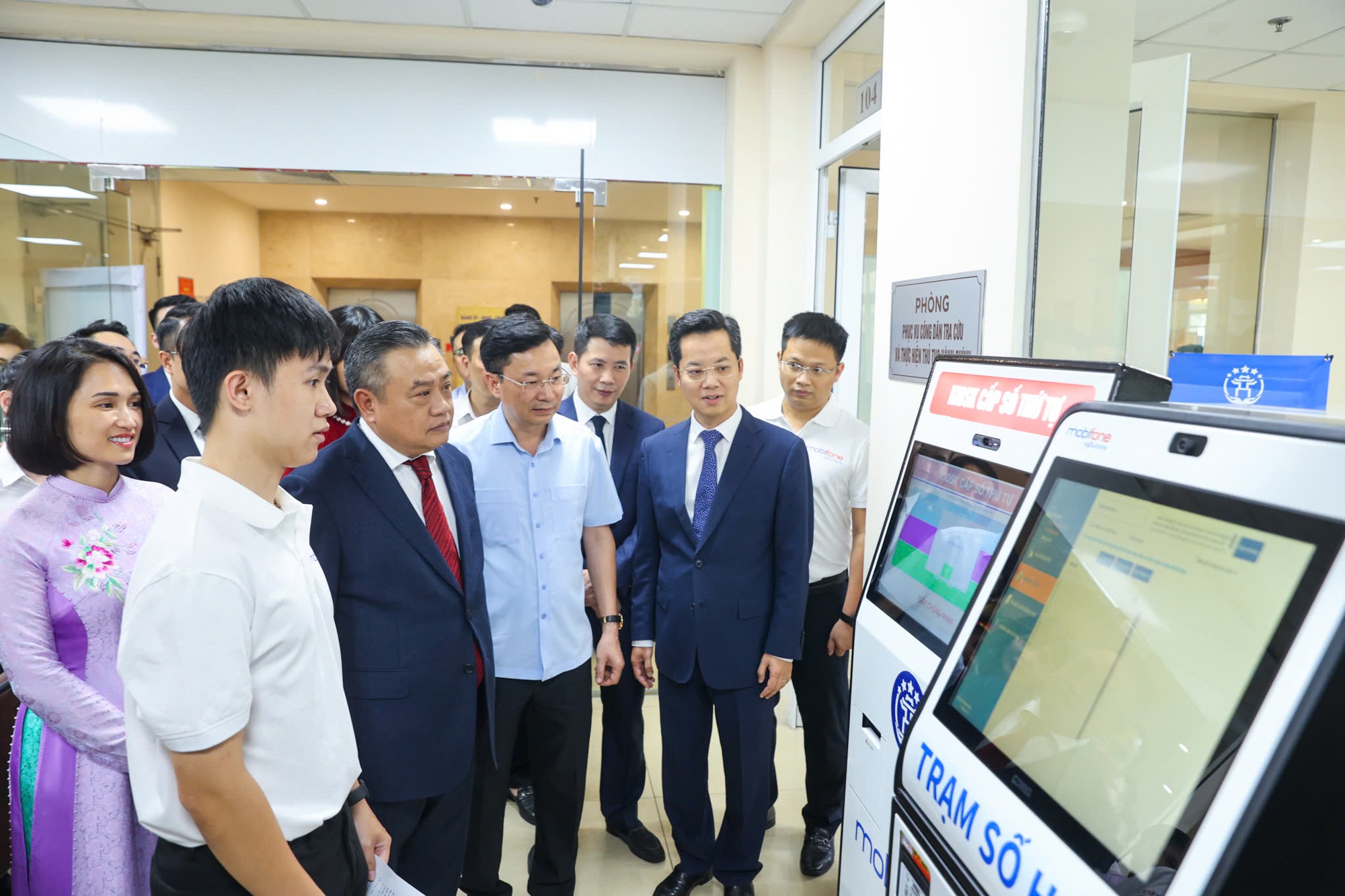 MobiFone cùng đoàn công tác UBND TP. Hà Nội kiểm tra công tác vận hành Hệ thống thông tin giải quyết TTHC theo mô hình mới- Ảnh 1. MobiFone cùng đoàn công tác UBND TP. Hà Nội kiểm tra công tác vận hành Hệ thống thông tin giải quyết TTHC theo mô hình mới- Ảnh 1.
