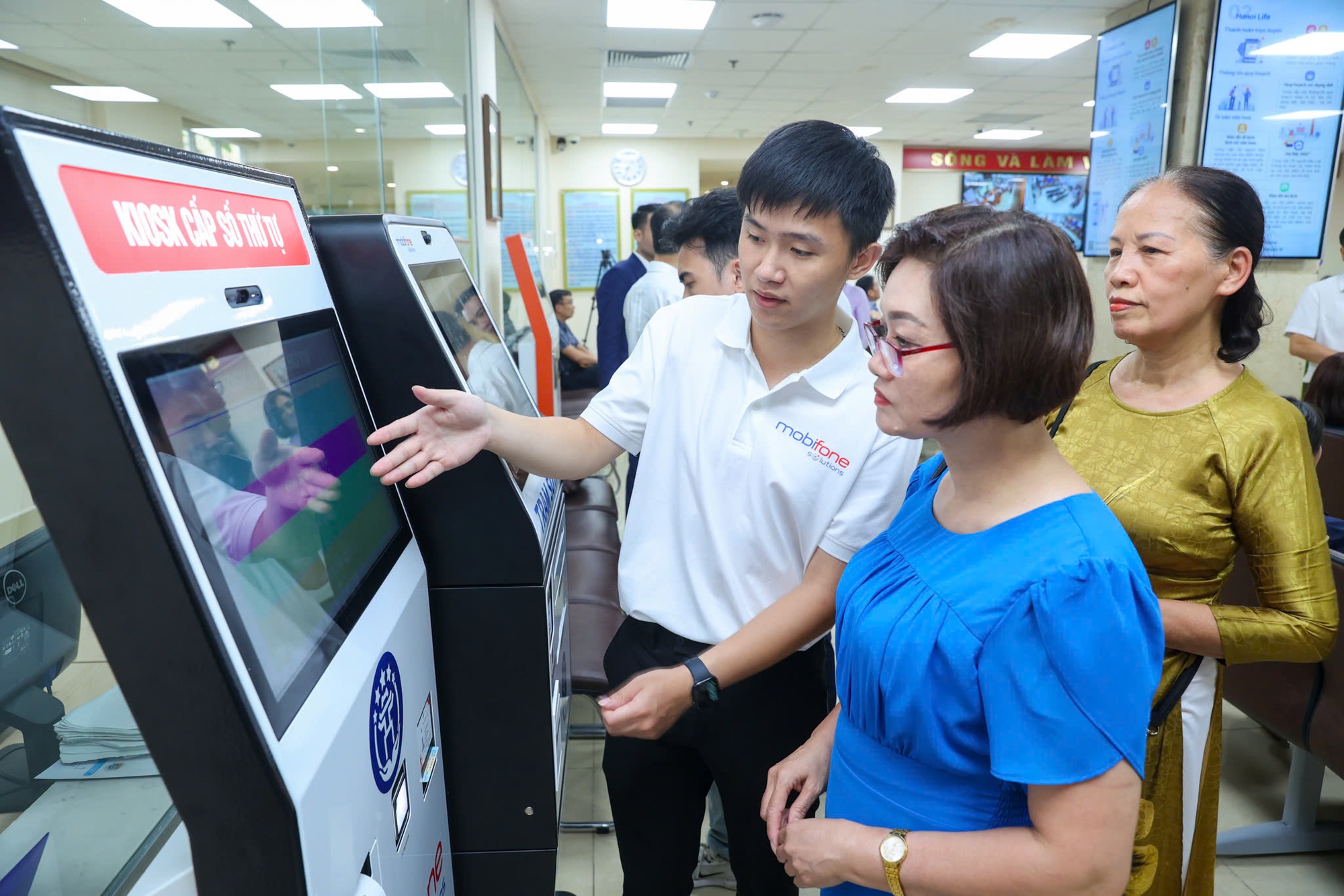 MobiFone cùng đoàn công tác UBND TP. Hà Nội kiểm tra công tác vận hành Hệ thống thông tin giải quyết TTHC theo mô hình mới- Ảnh 2. MobiFone cùng đoàn công tác UBND TP. Hà Nội kiểm tra công tác vận hành Hệ thống thông tin giải quyết TTHC theo mô hình mới- Ảnh 2.