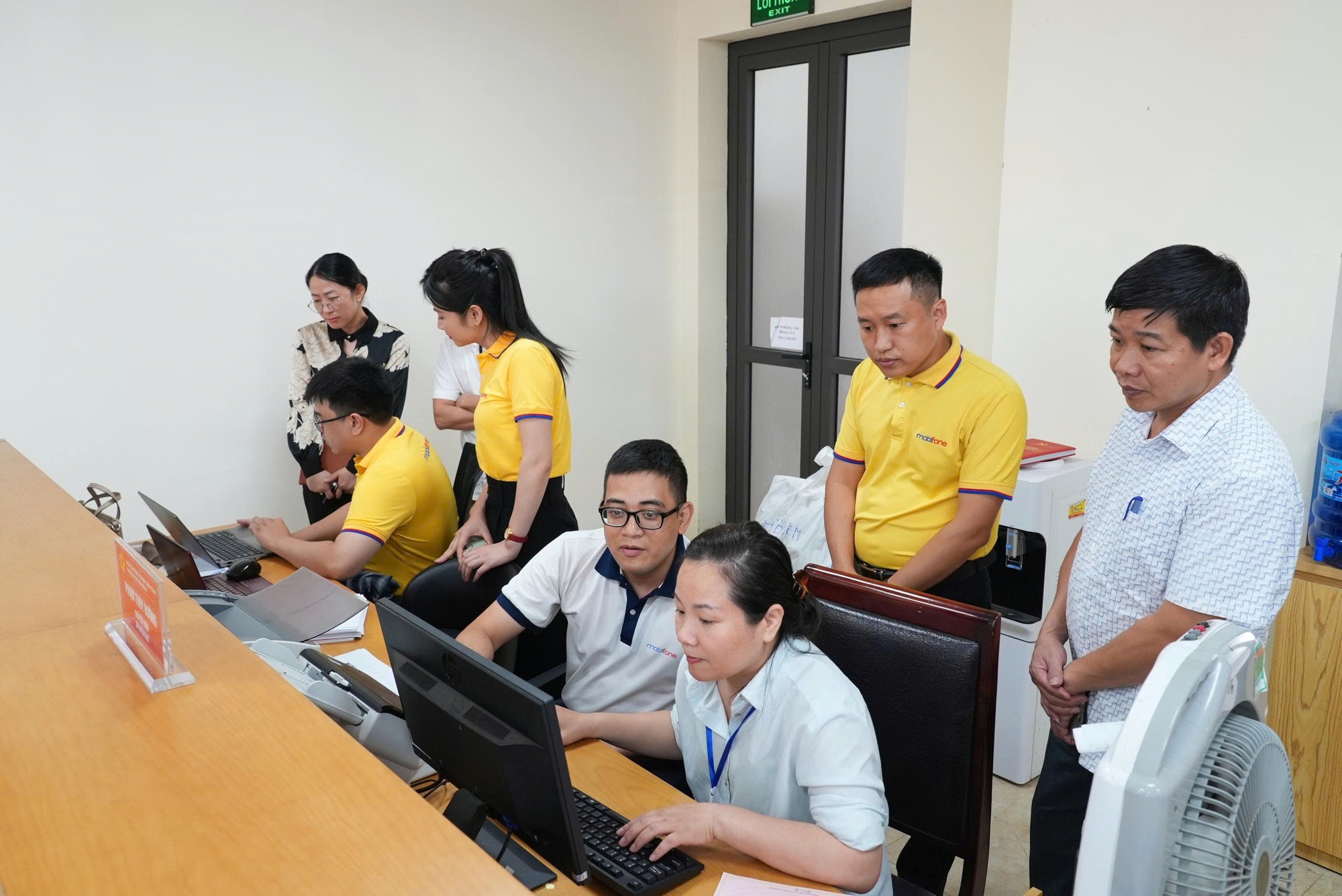 MobiFone cùng đoàn công tác UBND TP. Hà Nội kiểm tra công tác vận hành Hệ thống thông tin giải quyết TTHC theo mô hình mới- Ảnh 3. MobiFone cùng đoàn công tác UBND TP. Hà Nội kiểm tra công tác vận hành Hệ thống thông tin giải quyết TTHC theo mô hình mới- Ảnh 3.