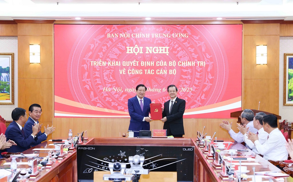 Trao Quyết định của Bộ Chính trị điều động, bổ nhiệm Phó Trưởng Ban Nội chính Trung ương- Ảnh 1. Trao Quyết định của Bộ Chính trị điều động, bổ nhiệm Phó Trưởng Ban Nội chính Trung ương- Ảnh 1.