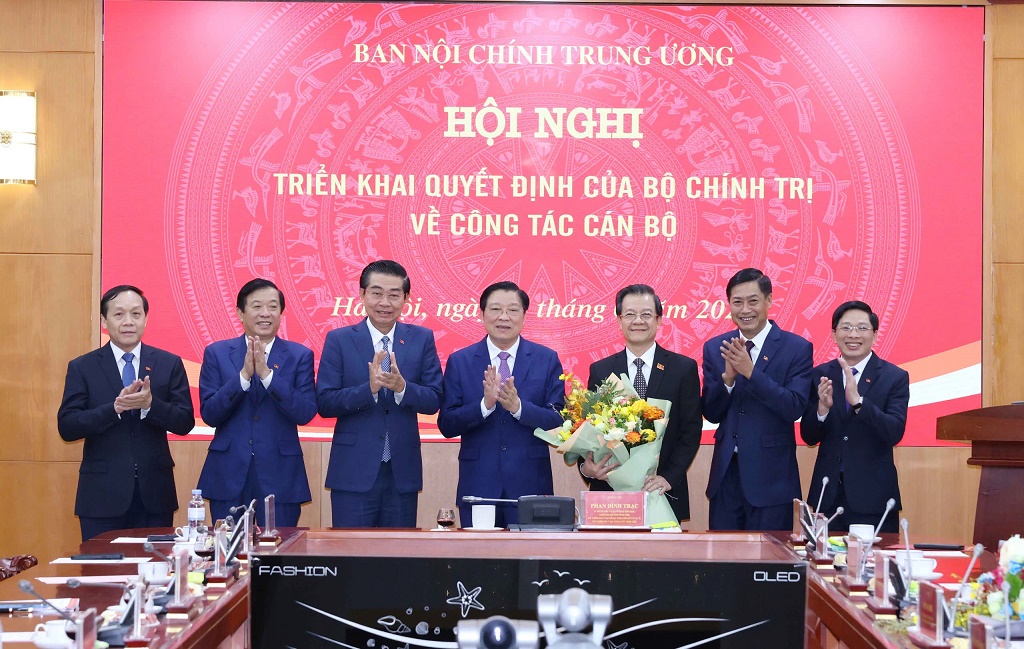 Trao Quyết định của Bộ Chính trị điều động, bổ nhiệm Phó Trưởng Ban Nội chính Trung ương- Ảnh 2. Trao Quyết định của Bộ Chính trị điều động, bổ nhiệm Phó Trưởng Ban Nội chính Trung ương- Ảnh 2.