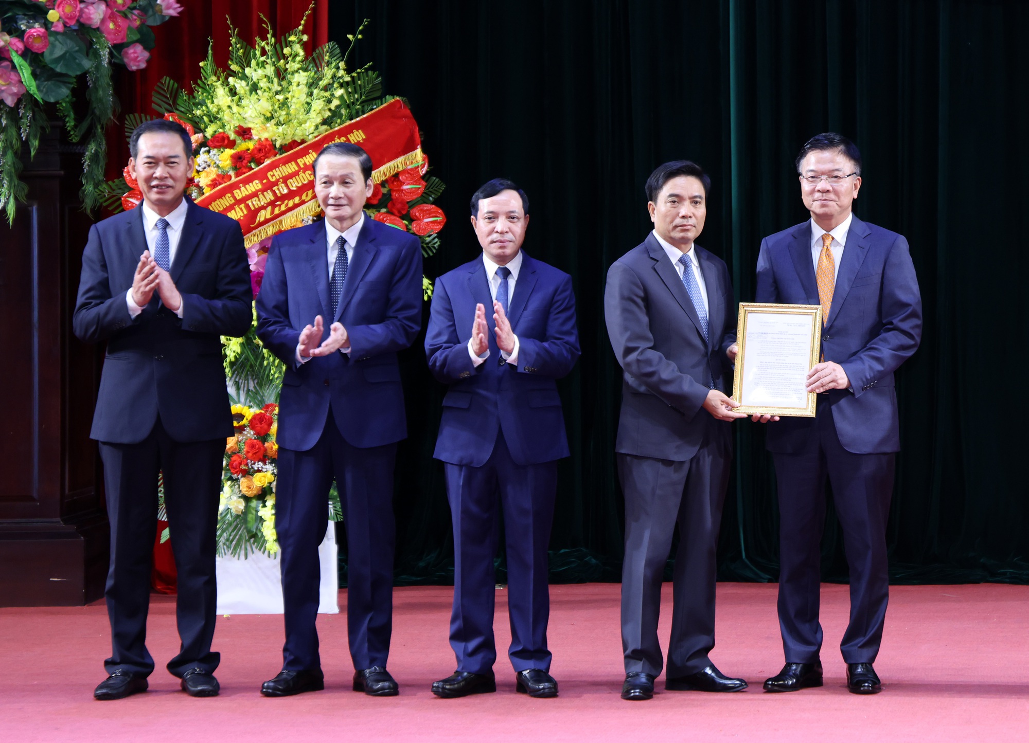 Phó Thủ tướng Lê Thành Long: Thanh Hoá cần giữ gìn hình ảnh, tác phong của người cán bộ "từ phục vụ hành chính sang phục vụ nhân dân"- Ảnh 3. Phó Thủ tướng Lê Thành Long: Thanh Hoá cần giữ gìn hình ảnh, tác phong của người cán bộ "từ phục vụ hành chính sang phục vụ nhân dân"- Ảnh 3.