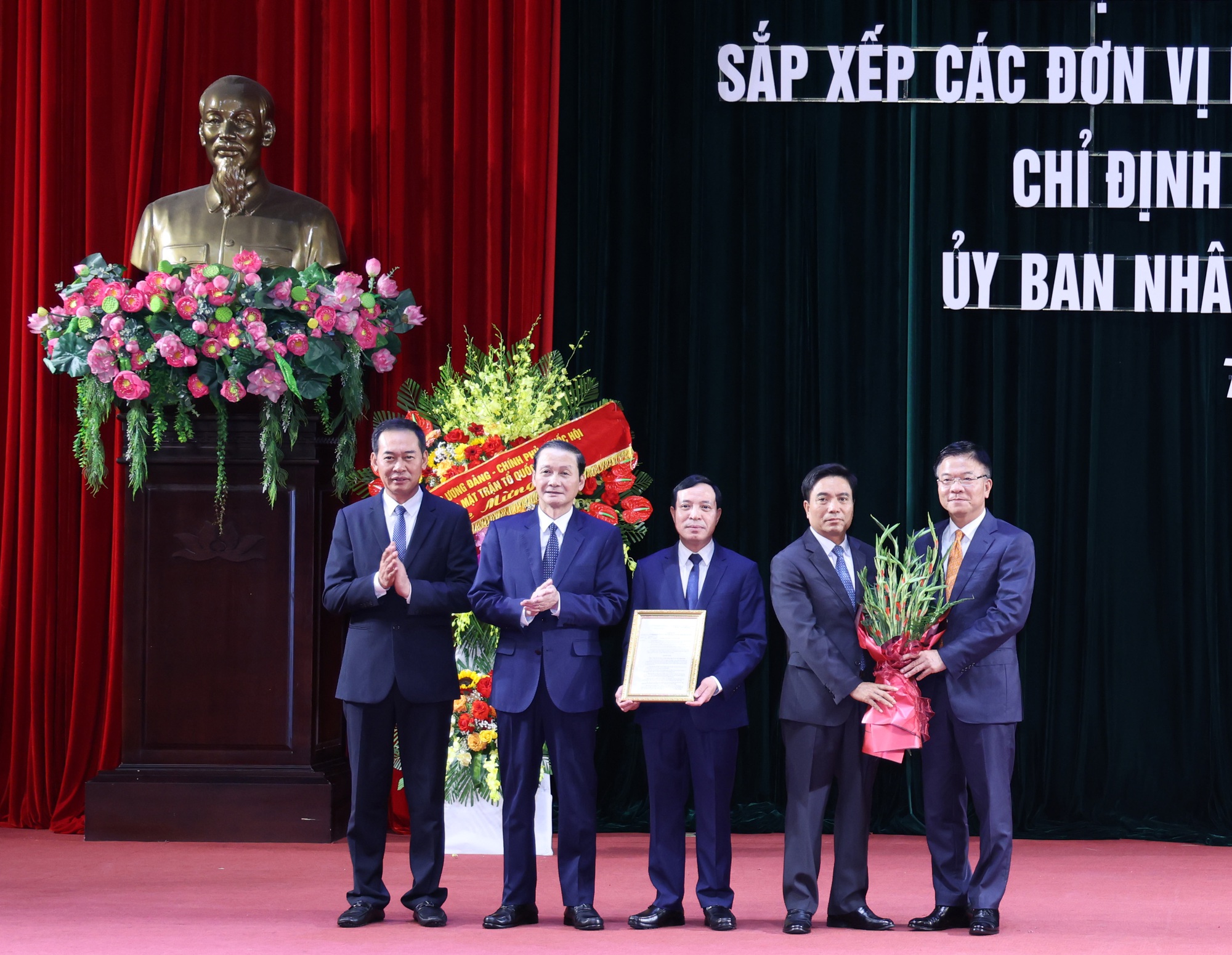 Phó Thủ tướng Lê Thành Long: Thanh Hoá cần giữ gìn hình ảnh, tác phong của người cán bộ "từ phục vụ hành chính sang phục vụ nhân dân"- Ảnh 4. Phó Thủ tướng Lê Thành Long: Thanh Hoá cần giữ gìn hình ảnh, tác phong của người cán bộ "từ phục vụ hành chính sang phục vụ nhân dân"- Ảnh 4.