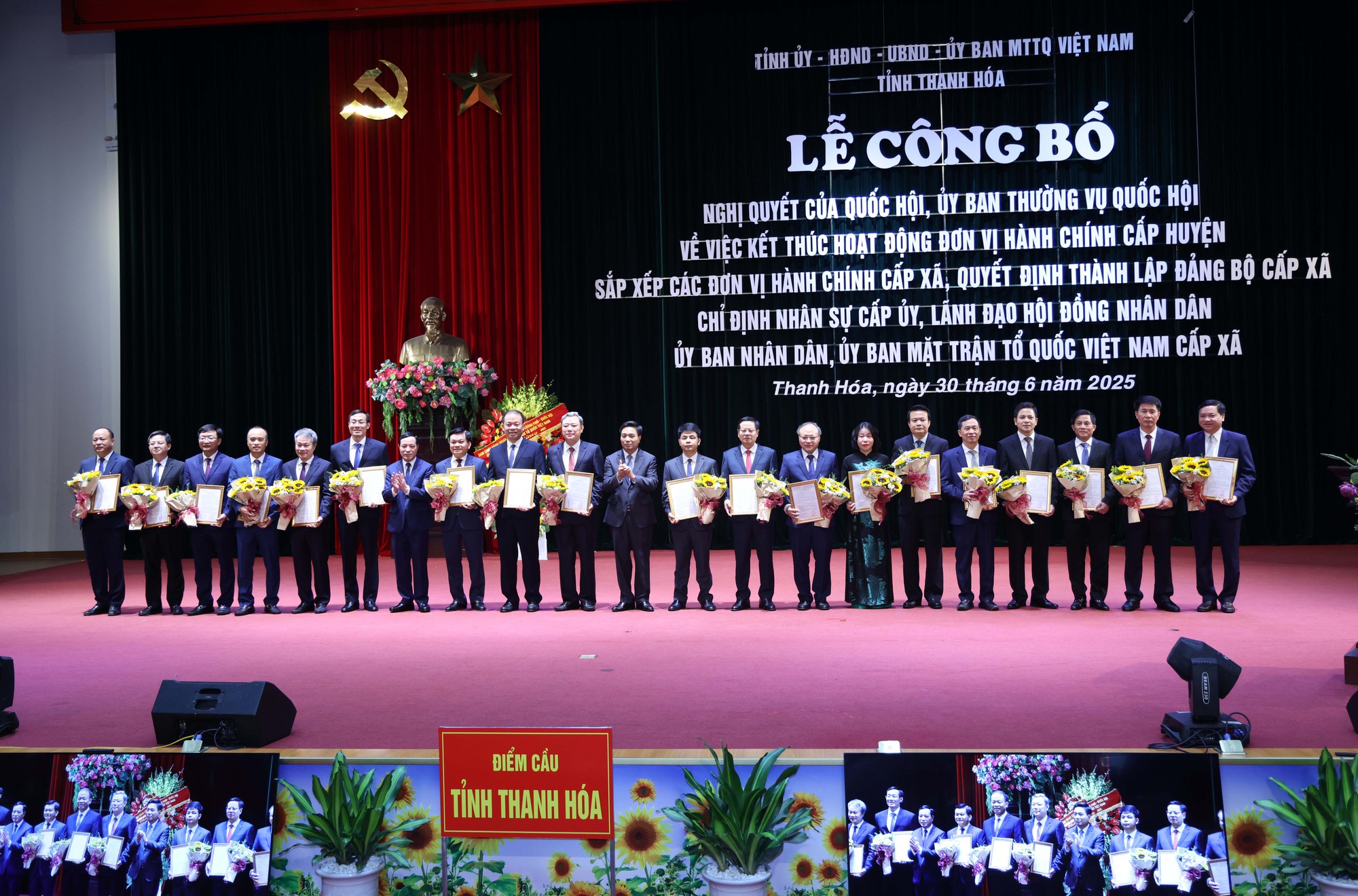 Phó Thủ tướng Lê Thành Long: Thanh Hoá cần giữ gìn hình ảnh, tác phong của người cán bộ "từ phục vụ hành chính sang phục vụ nhân dân"- Ảnh 5. Phó Thủ tướng Lê Thành Long: Thanh Hoá cần giữ gìn hình ảnh, tác phong của người cán bộ "từ phục vụ hành chính sang phục vụ nhân dân"- Ảnh 5.