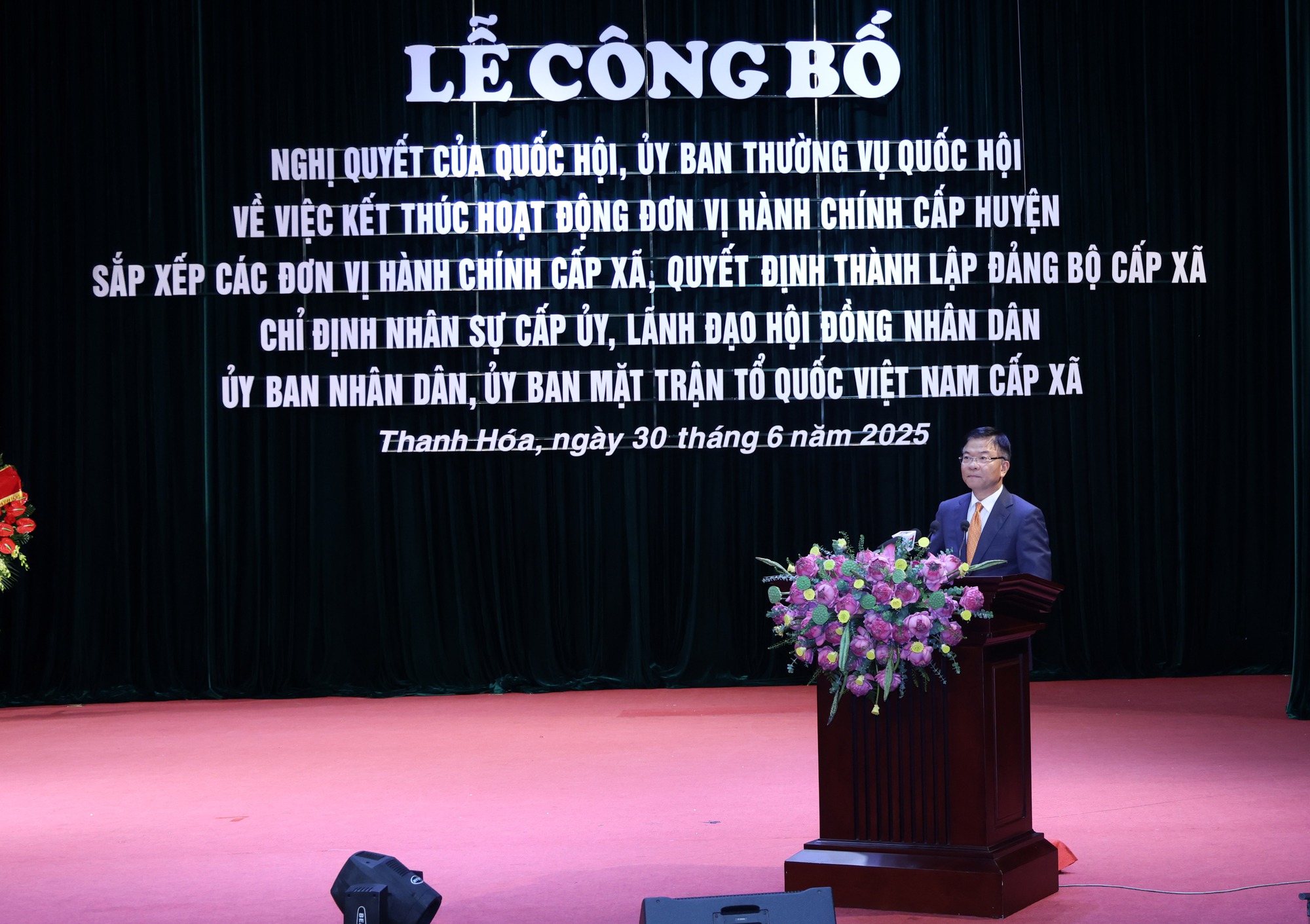 Phó Thủ tướng Lê Thành Long: Thanh Hoá cần giữ gìn hình ảnh, tác phong của người cán bộ "từ phục vụ hành chính sang phục vụ nhân dân"- Ảnh 7. Phó Thủ tướng Lê Thành Long: Thanh Hoá cần giữ gìn hình ảnh, tác phong của người cán bộ "từ phục vụ hành chính sang phục vụ nhân dân"- Ảnh 7.
