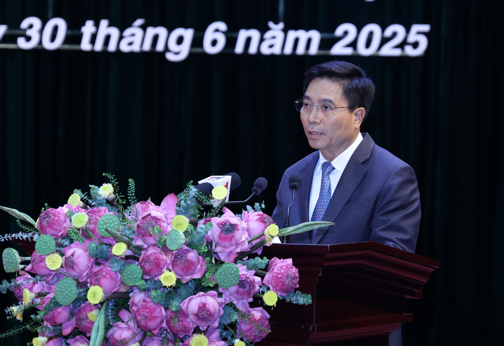 Phó Thủ tướng Lê Thành Long: Thanh Hoá cần giữ gìn hình ảnh, tác phong của người cán bộ "từ phục vụ hành chính sang phục vụ nhân dân"- Ảnh 8. Phó Thủ tướng Lê Thành Long: Thanh Hoá cần giữ gìn hình ảnh, tác phong của người cán bộ "từ phục vụ hành chính sang phục vụ nhân dân"- Ảnh 8.