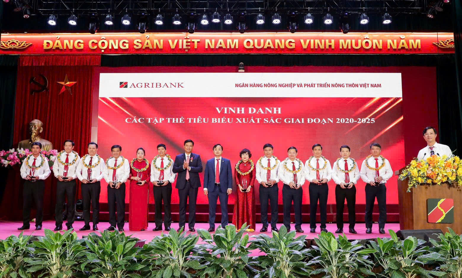 Đảng bộ Agribank: Nòng cốt vững chắc, dẫn dắt chuyển mình toàn hệ thống- Ảnh 1. Đảng bộ Agribank: Nòng cốt vững chắc, dẫn dắt chuyển mình toàn hệ thống- Ảnh 1.