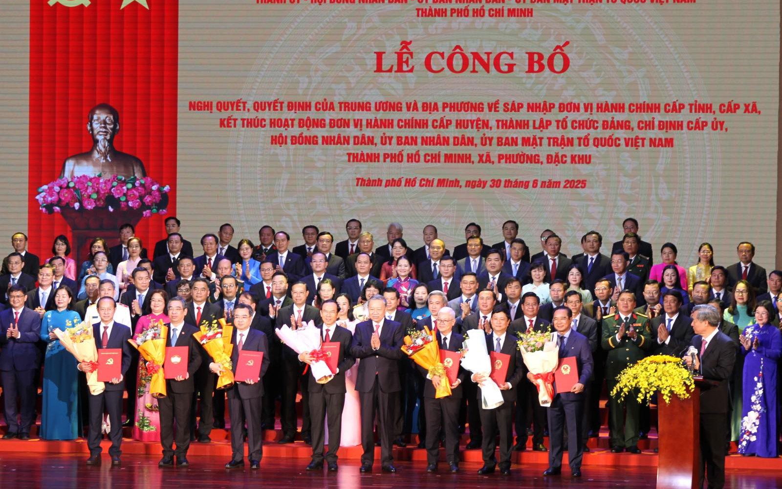 TỔNG THUẬT: Công bố nghị quyết, quyết định sáp nhập đơn vị hành chính, chỉ định nhân sự trên cả nước