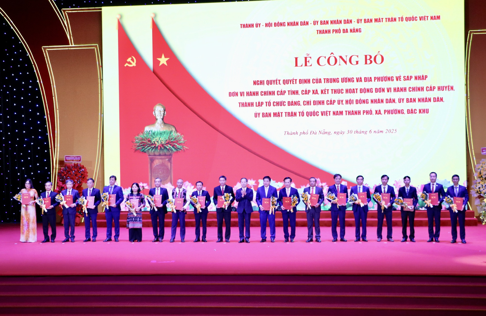Lễ công bố nghị quyết thành lập TP. Đà Nẵng, chỉ định nhân sự chủ chốt- Ảnh 3. Lễ công bố nghị quyết thành lập TP. Đà Nẵng, chỉ định nhân sự chủ chốt- Ảnh 3.