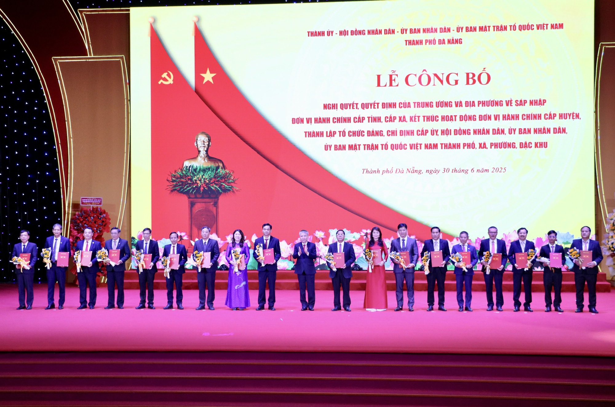 Lễ công bố nghị quyết thành lập TP. Đà Nẵng, chỉ định nhân sự chủ chốt- Ảnh 4. Lễ công bố nghị quyết thành lập TP. Đà Nẵng, chỉ định nhân sự chủ chốt- Ảnh 4.