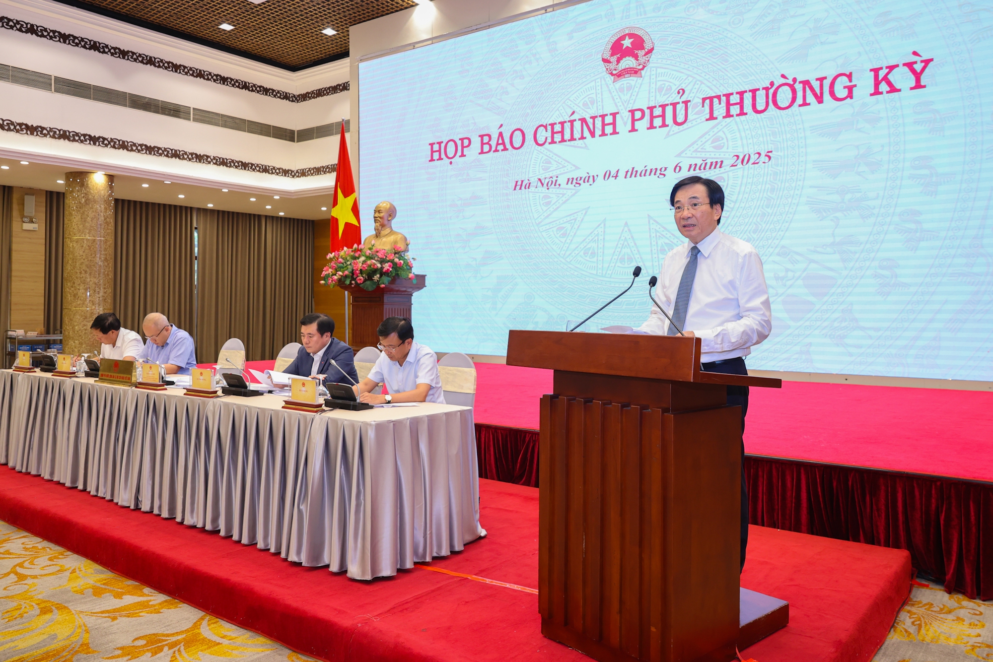 Họp báo Chính phủ thường kỳ tháng 5/2025: Tình hình phát triển KTXH nổi bật với 8 điểm sáng - Ảnh 1. Họp báo Chính phủ thường kỳ tháng 5/2025: Tình hình phát triển KTXH nổi bật với 8 điểm sáng - Ảnh 1.