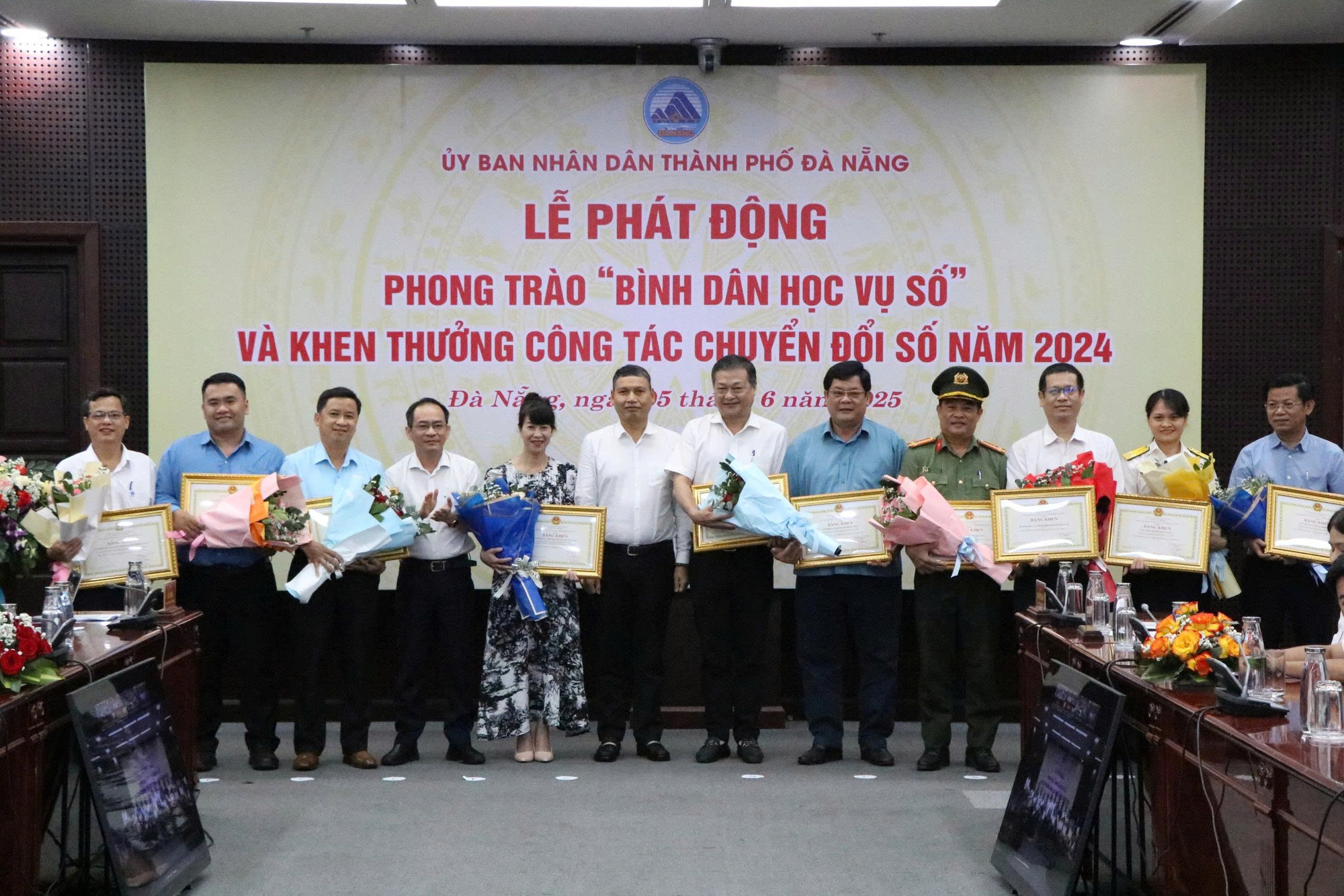 Đà Nẵng phát động “Bình dân học vụ số”: Phổ cập kỹ năng số đến từng người dân- Ảnh 1. Đà Nẵng phát động “Bình dân học vụ số”: Phổ cập kỹ năng số đến từng người dân- Ảnh 1.