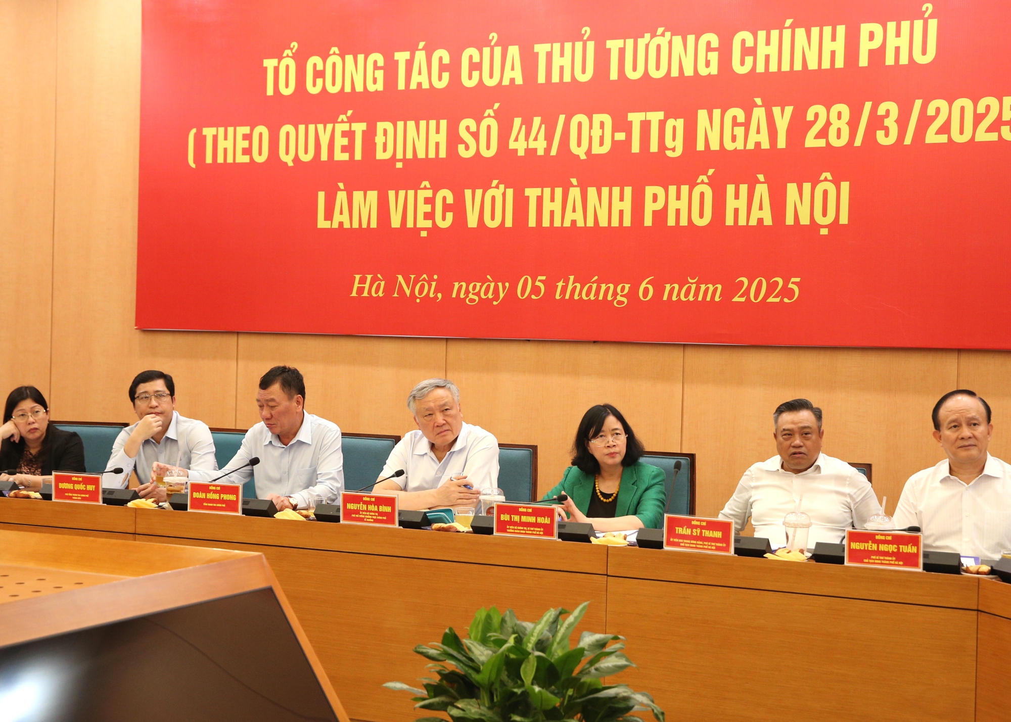 Phó Thủ tướng Thường trực làm việc với TP. Hà Nội về giải quyết các vụ việc khiếu nại, tố cáo kéo dài- Ảnh 2. Phó Thủ tướng Thường trực làm việc với TP. Hà Nội về giải quyết các vụ việc khiếu nại, tố cáo kéo dài- Ảnh 2.